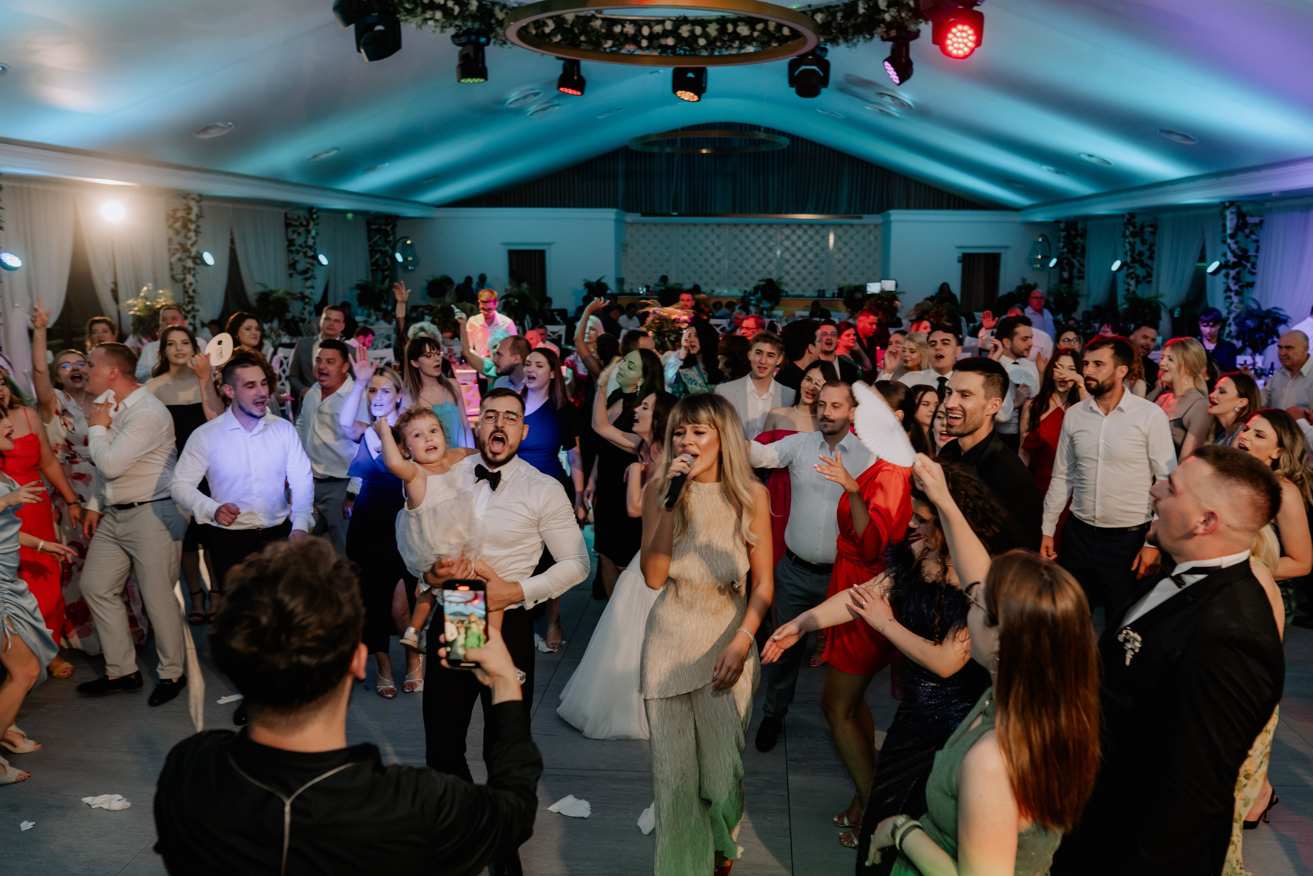 Cununie civila in aer liber , artificii de zi colorate , decor nunta , nunta la Hotel Traian. Proud Vision Weddings | Wedding Photography & Film — Servicii profesionale Foto Video Nunta Iasi