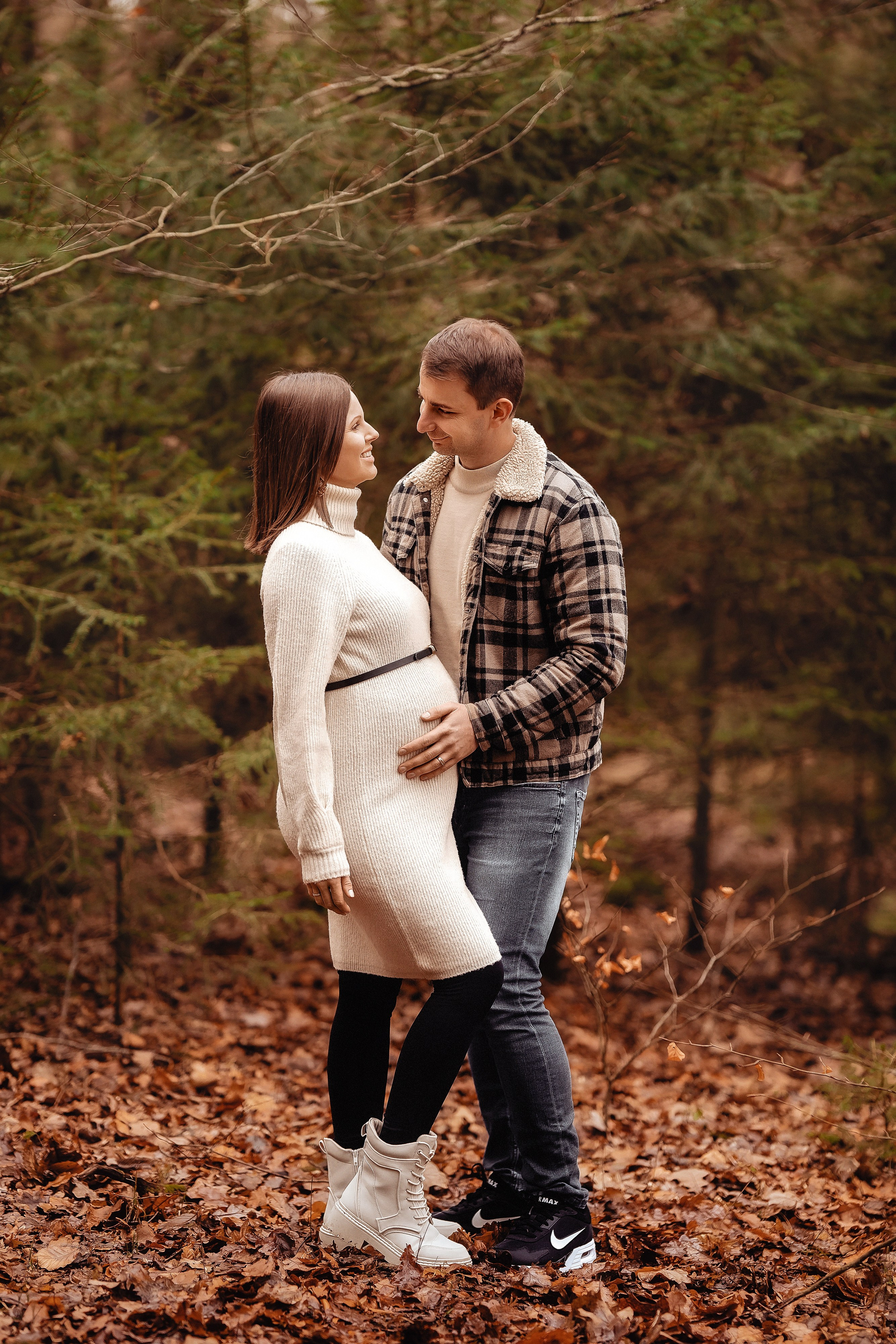 Babybauch im Wald. Portraitfotografie in Gründau Elena Ohnstedt