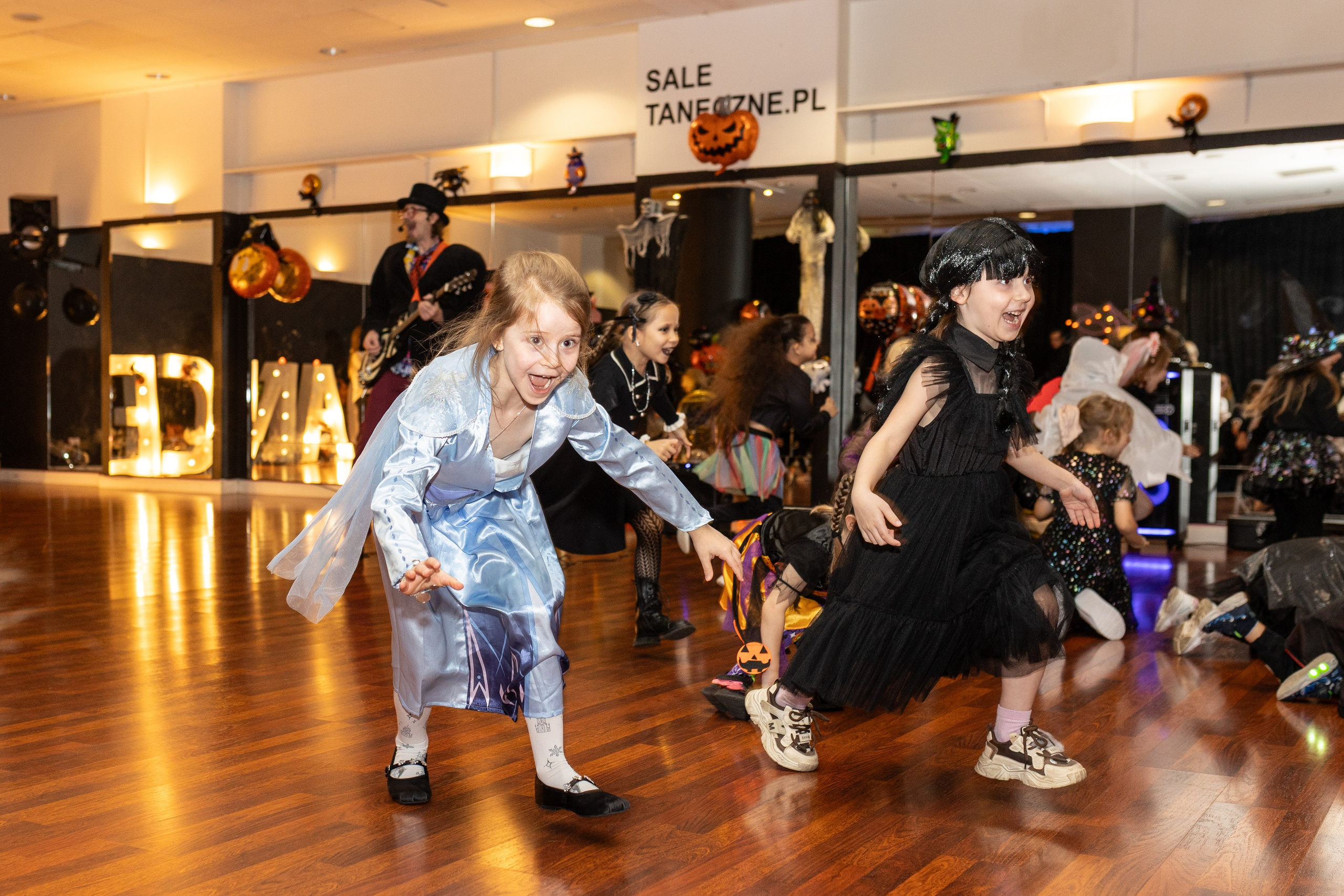 Leo dance studio Helloween 2025. Семейный и детский фотограф в Варшаве Мила Бобровская