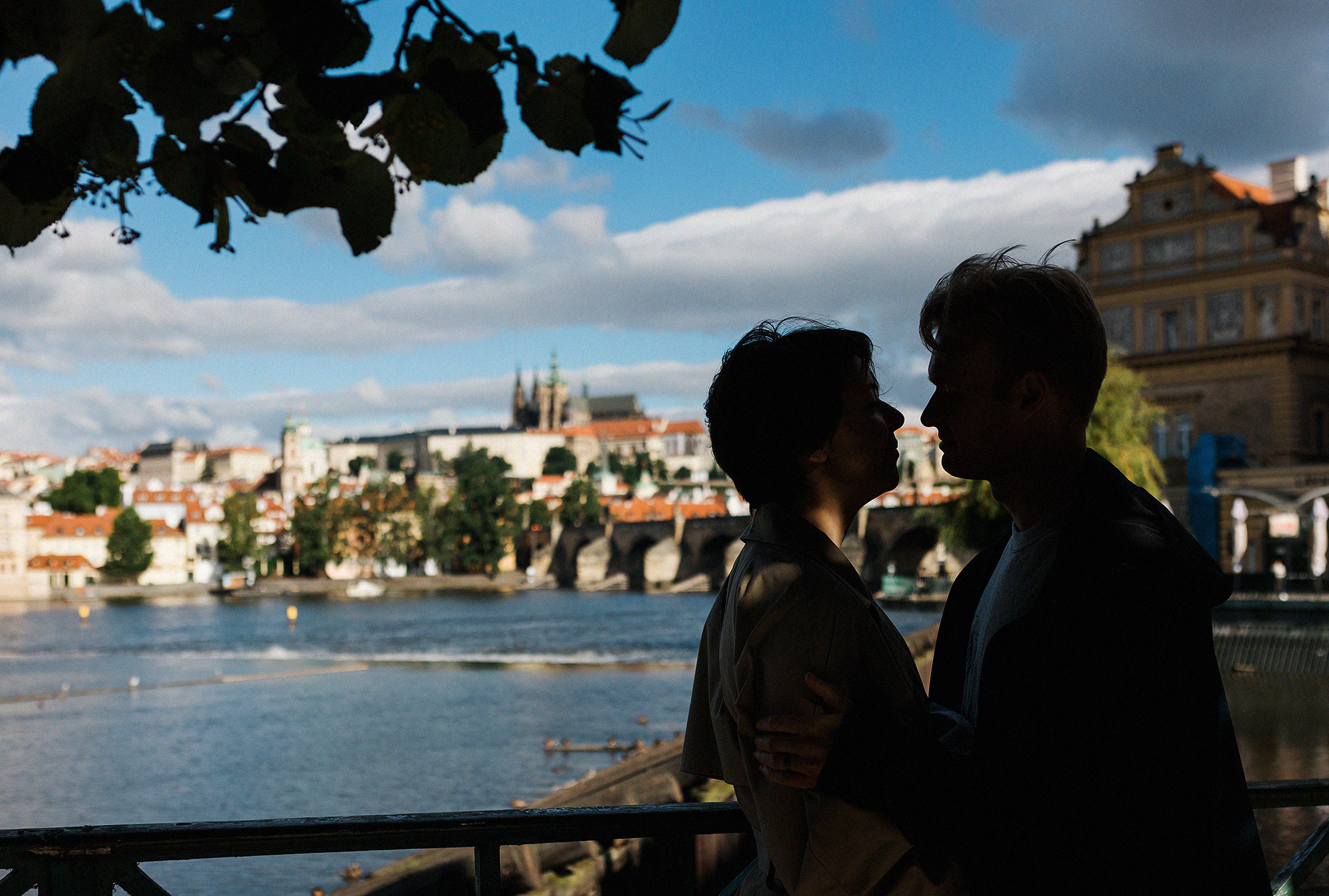 Анна с семьей в парке. Rodinný a svatební fotograf v Praze