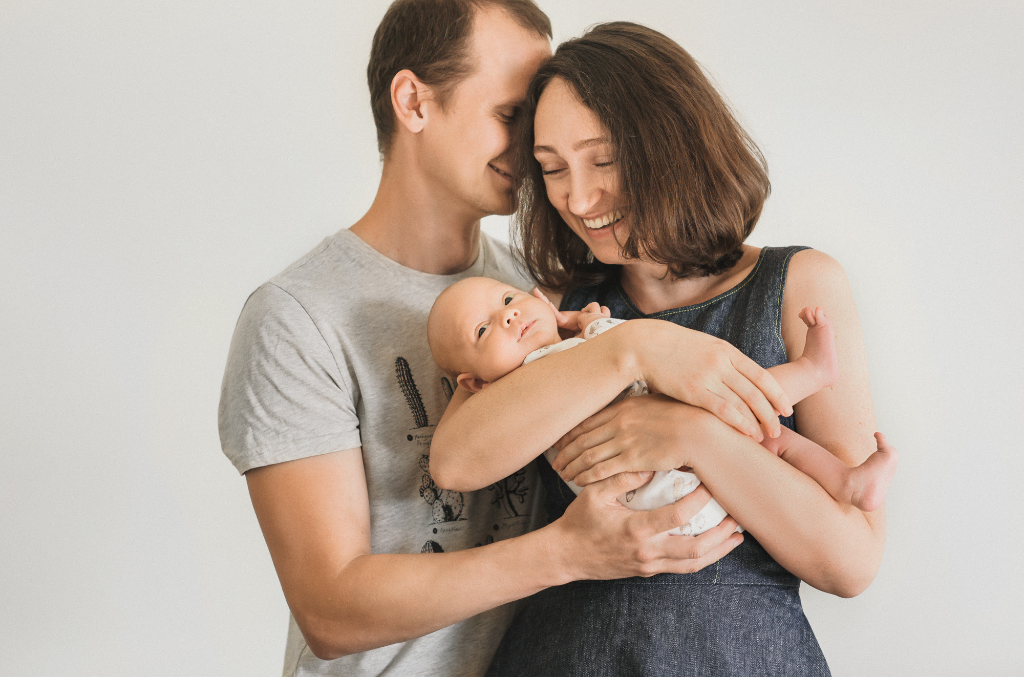 мама и папа с новорожденным малышом дома. фотосессия мамы, папы и малыша дома. Прага