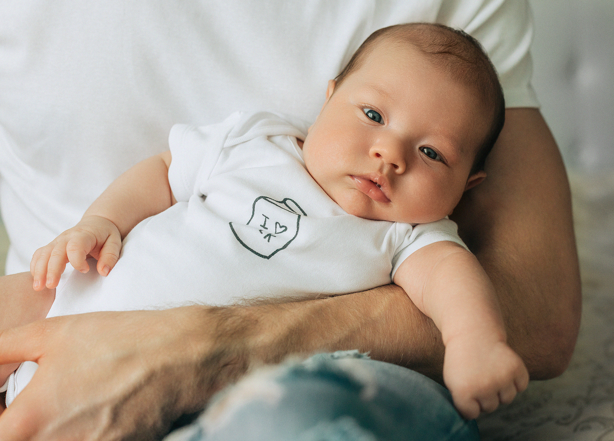 Анна с семьей в парке. Rodinný a svatební fotograf v Praze