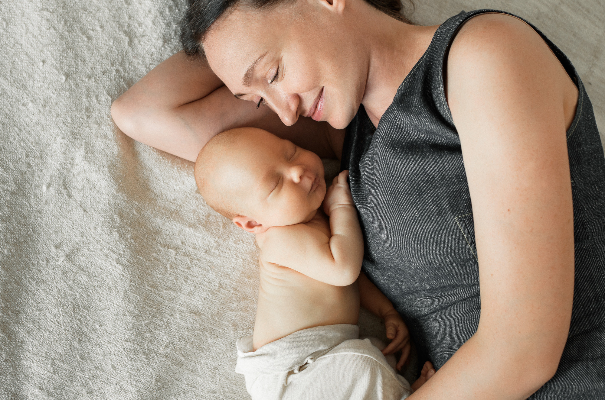 мама с новорожденным малышом дома. фотосессия мамы и малыша дома. Прага