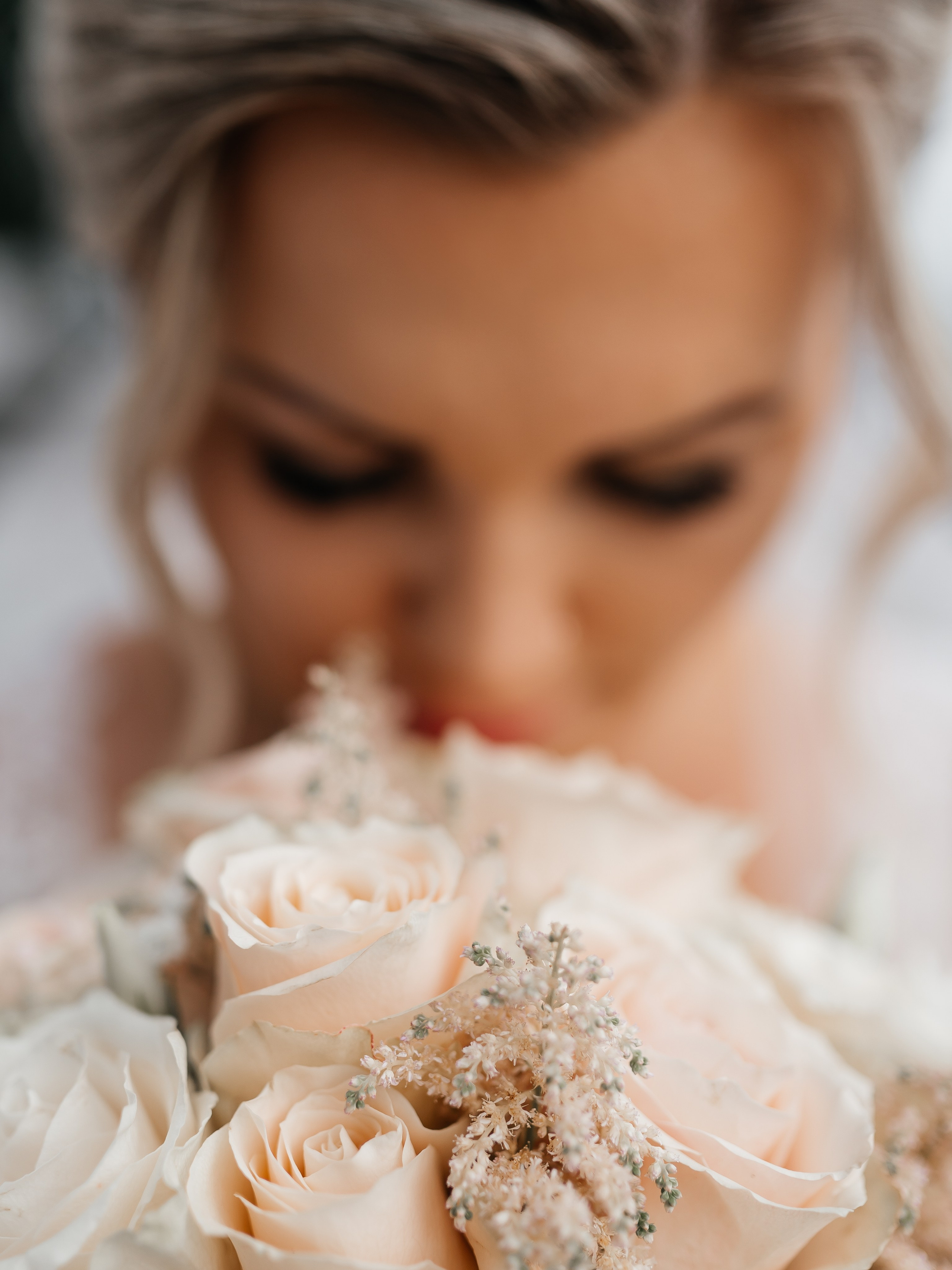 Wunderschöne  Braut hält ihren Blumenstrauß fest, umgeben von einer Atmosphäre der Liebe und Freude.