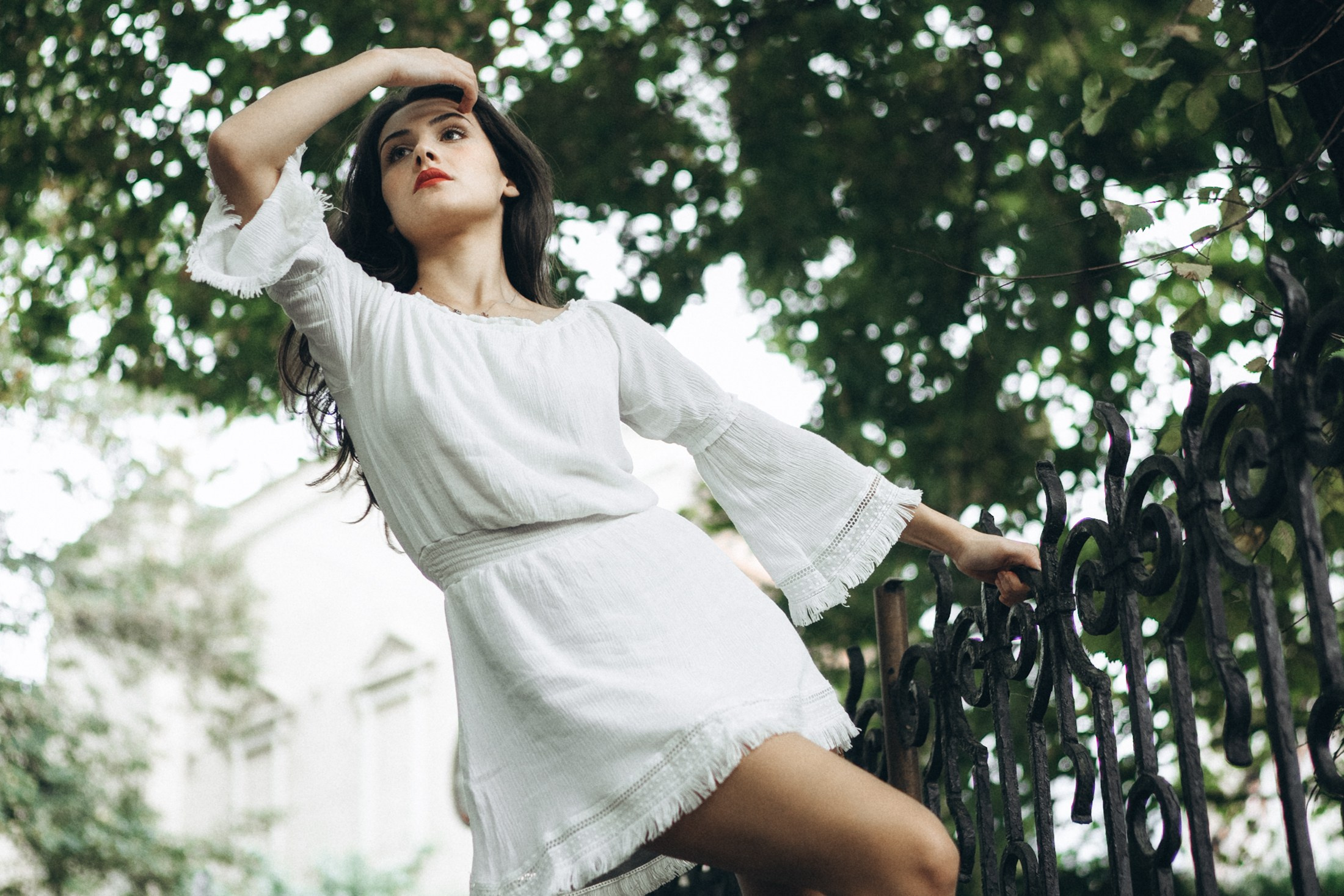 Frau in weißem Kleid blickt nach oben in das Licht – natürliche Portraitfotografie Dresden