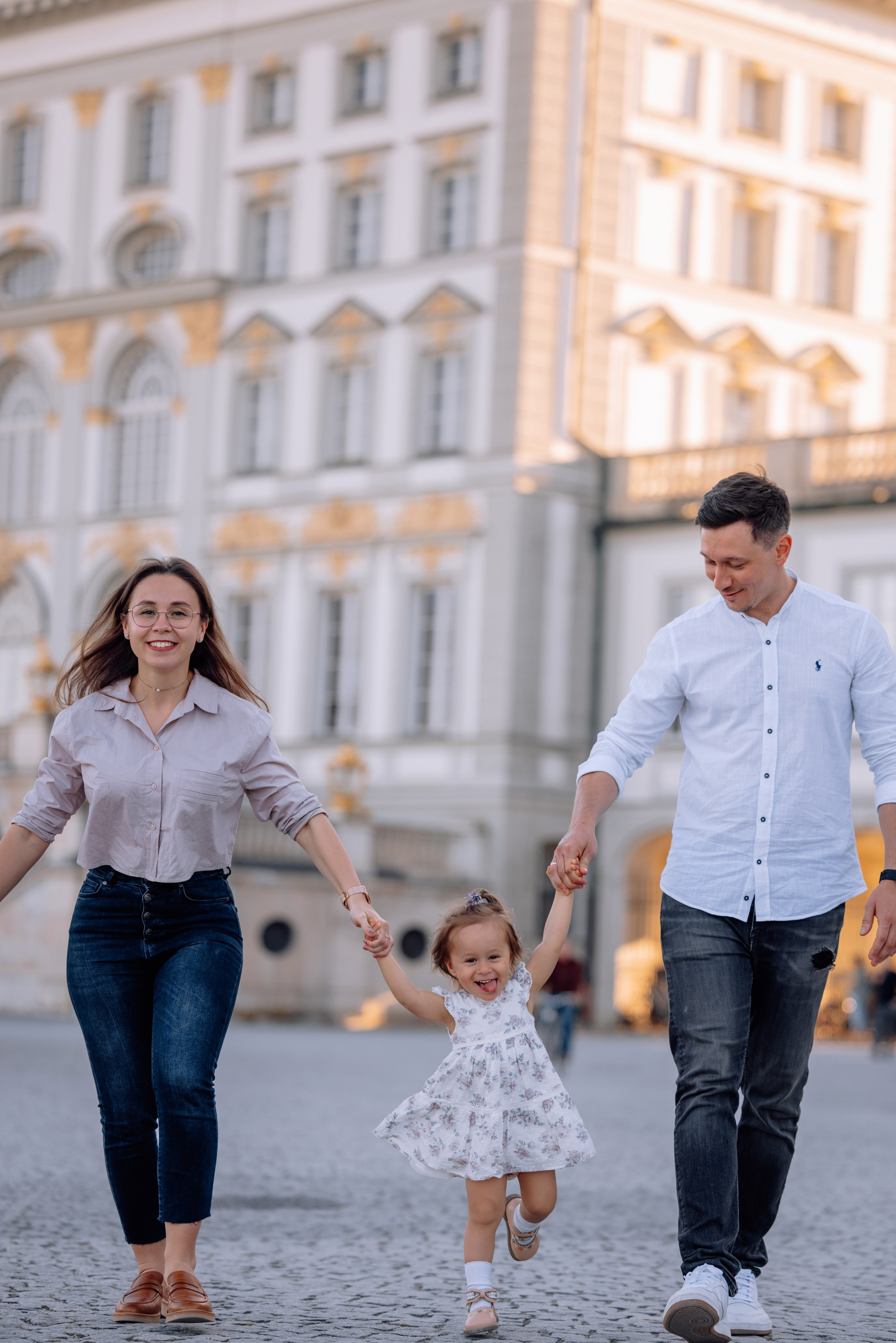 Familie spaziert gemeinsam durch den Schlosspark Nymphenburg bei München