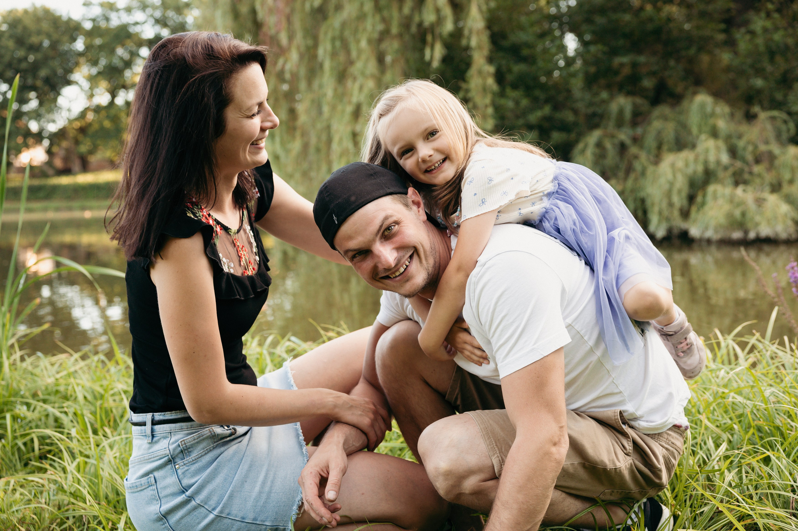 Family in the Park. Lifestyle and Family Photographer in Pisek Oxana Telupilova