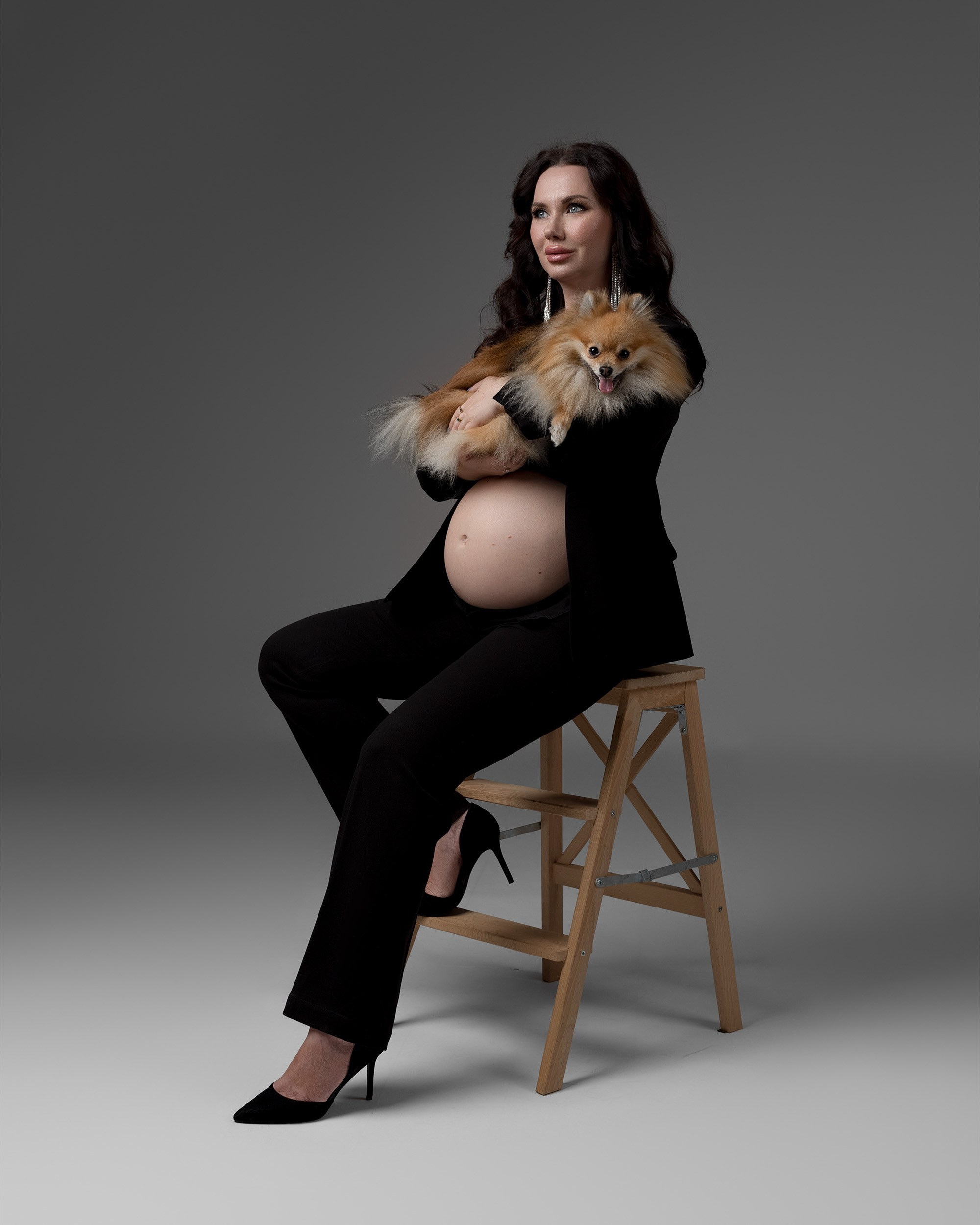 Embarazo y Maternidad sesiones de fotografía  con mascotas , sesiones de Embarazo en estudio 