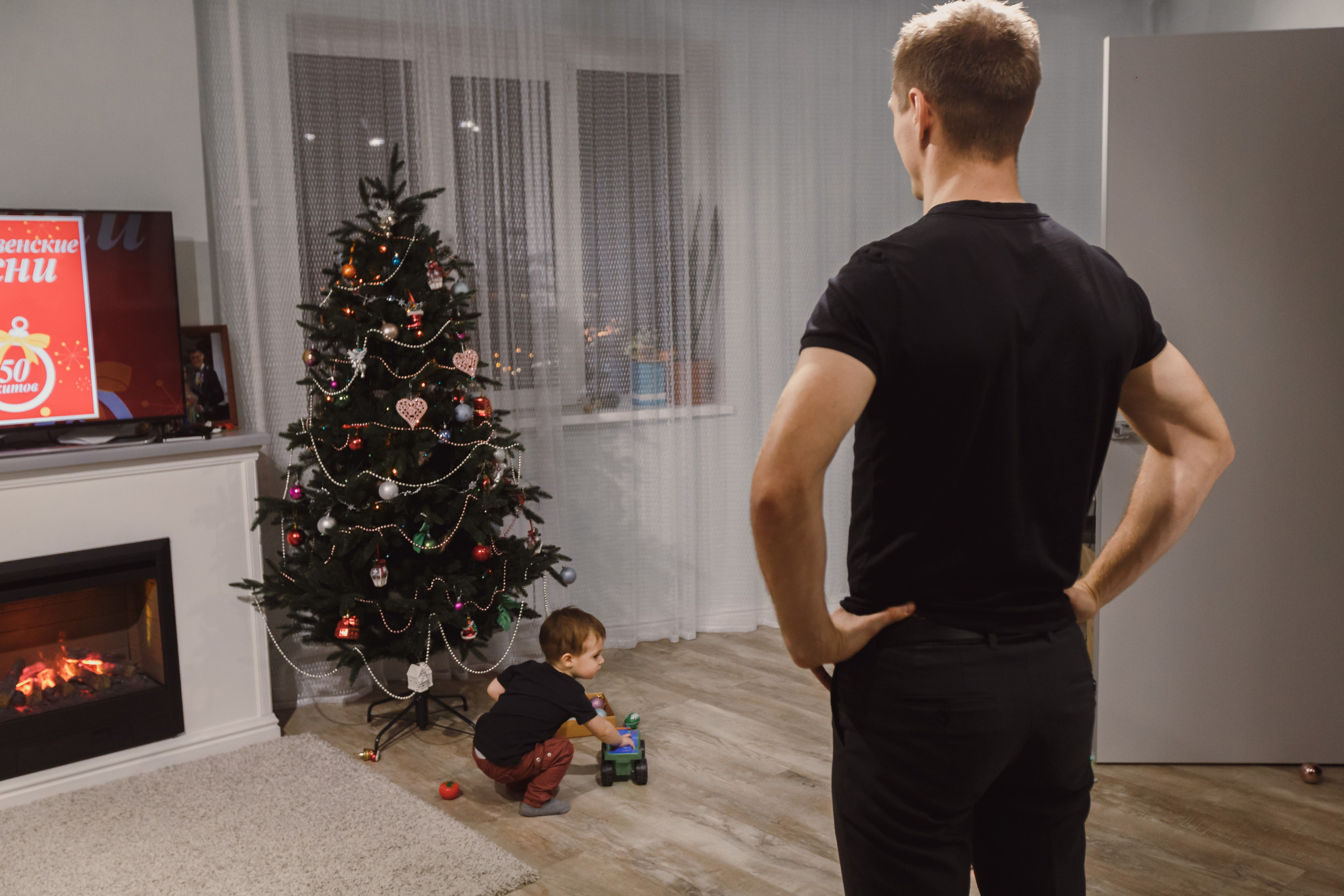 Padres con niños preparando galletas en casa. Fotógrafo de retrato, familia y reportajes en Valencia | España | Europa Vitalii Lumier