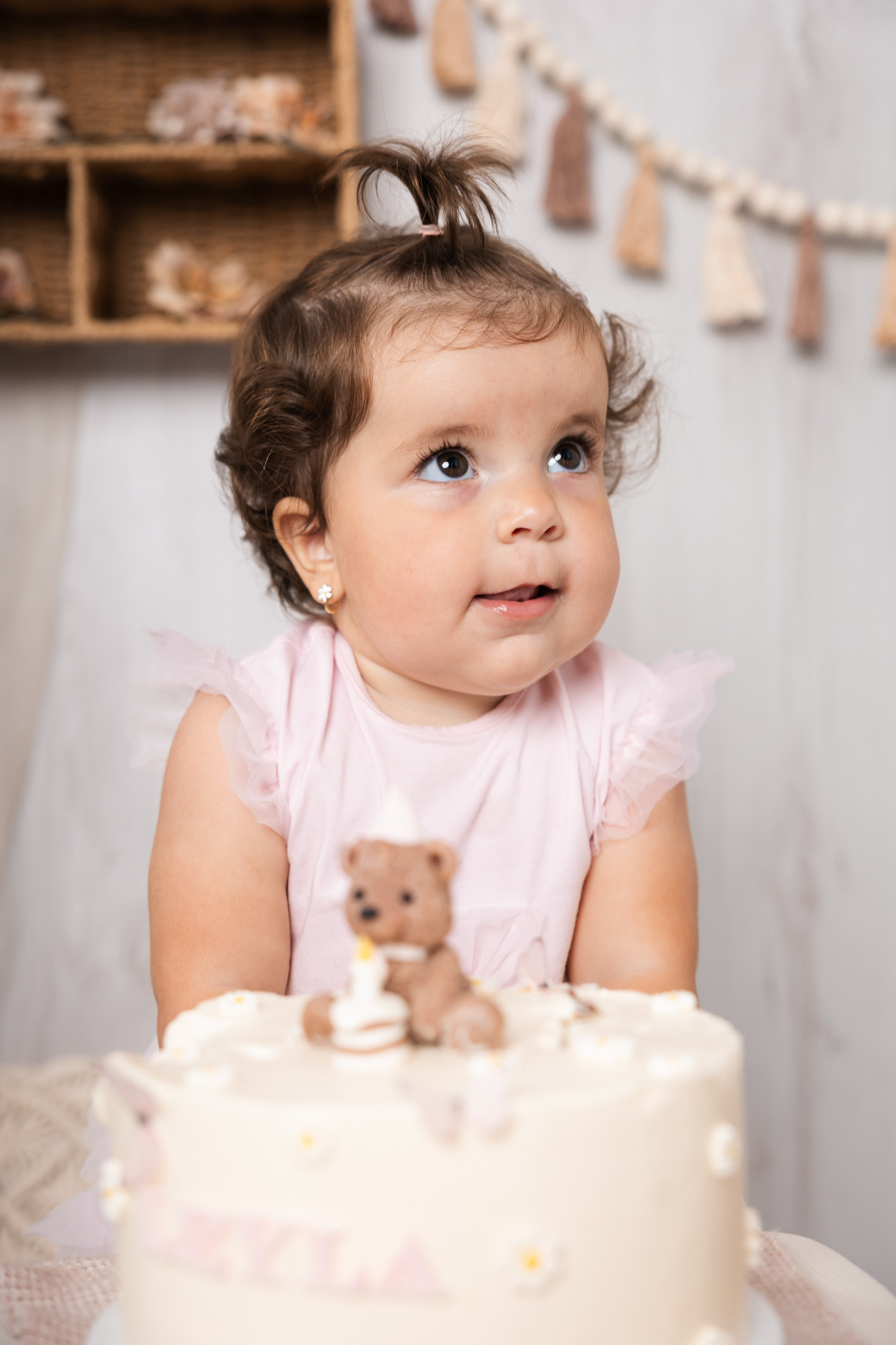 Smash cake focení — první narozeniny plné radosti. Lifestyle a rodinná fotografka v Pisku Oxana Telupilova