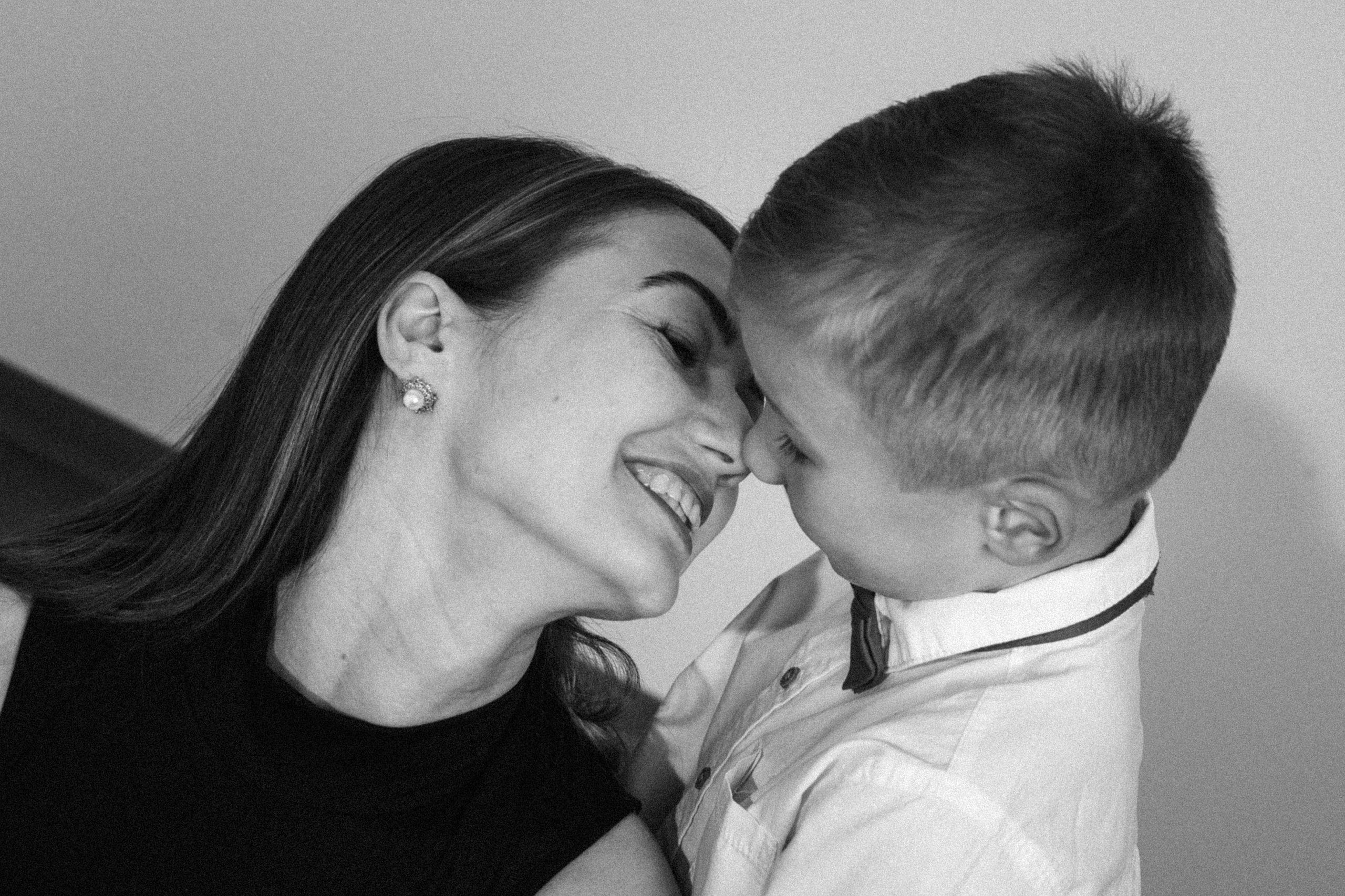 Minimalist Mom & Son Photoshoot — Pure Connection. Lifestyle and Family Photographer in Pisek Oxana Telupilova