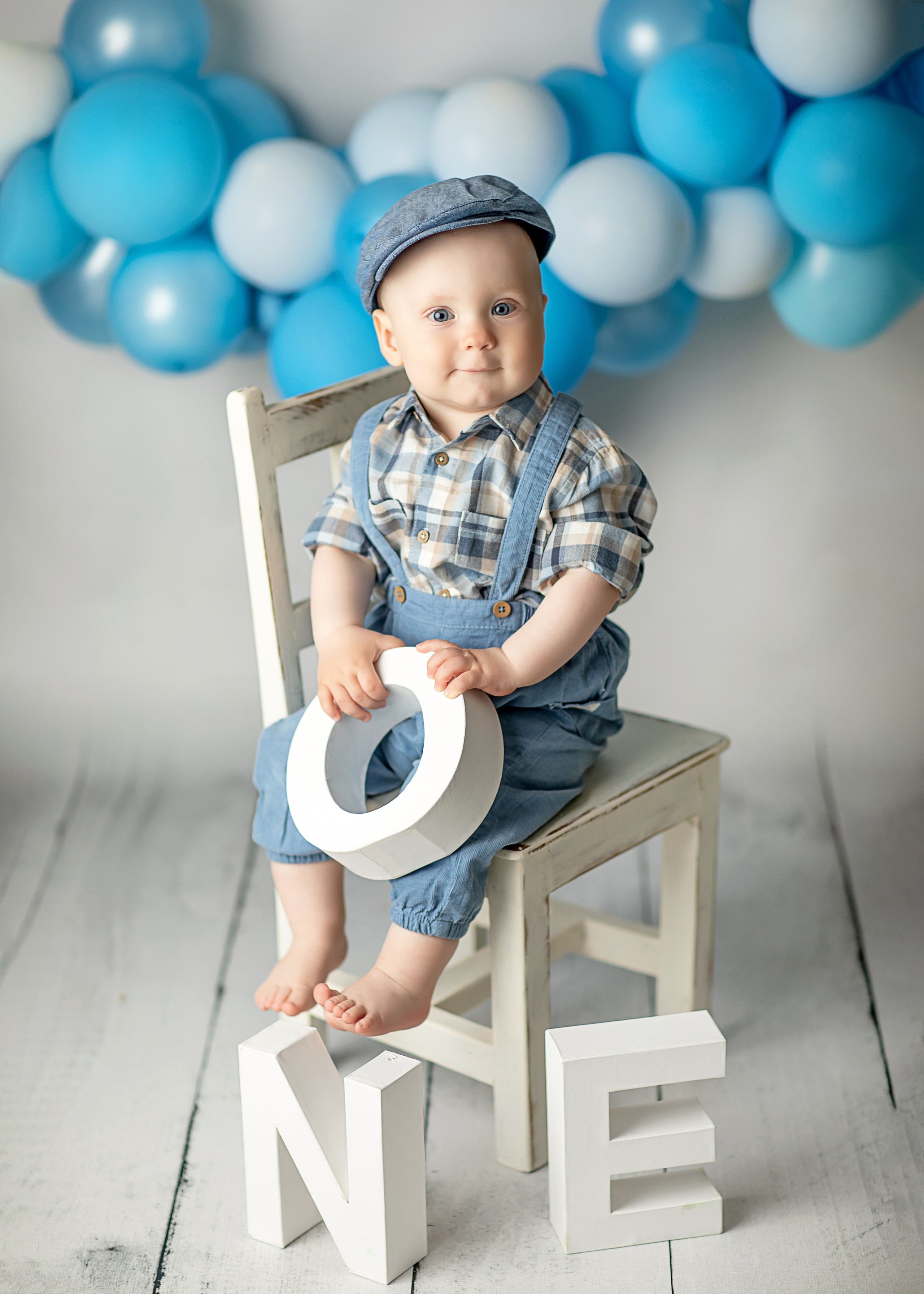 Fira ditt barns första år med en glad och minnesvärd fotossession för att dokumentera detta speciella födelsedagsögonblick.