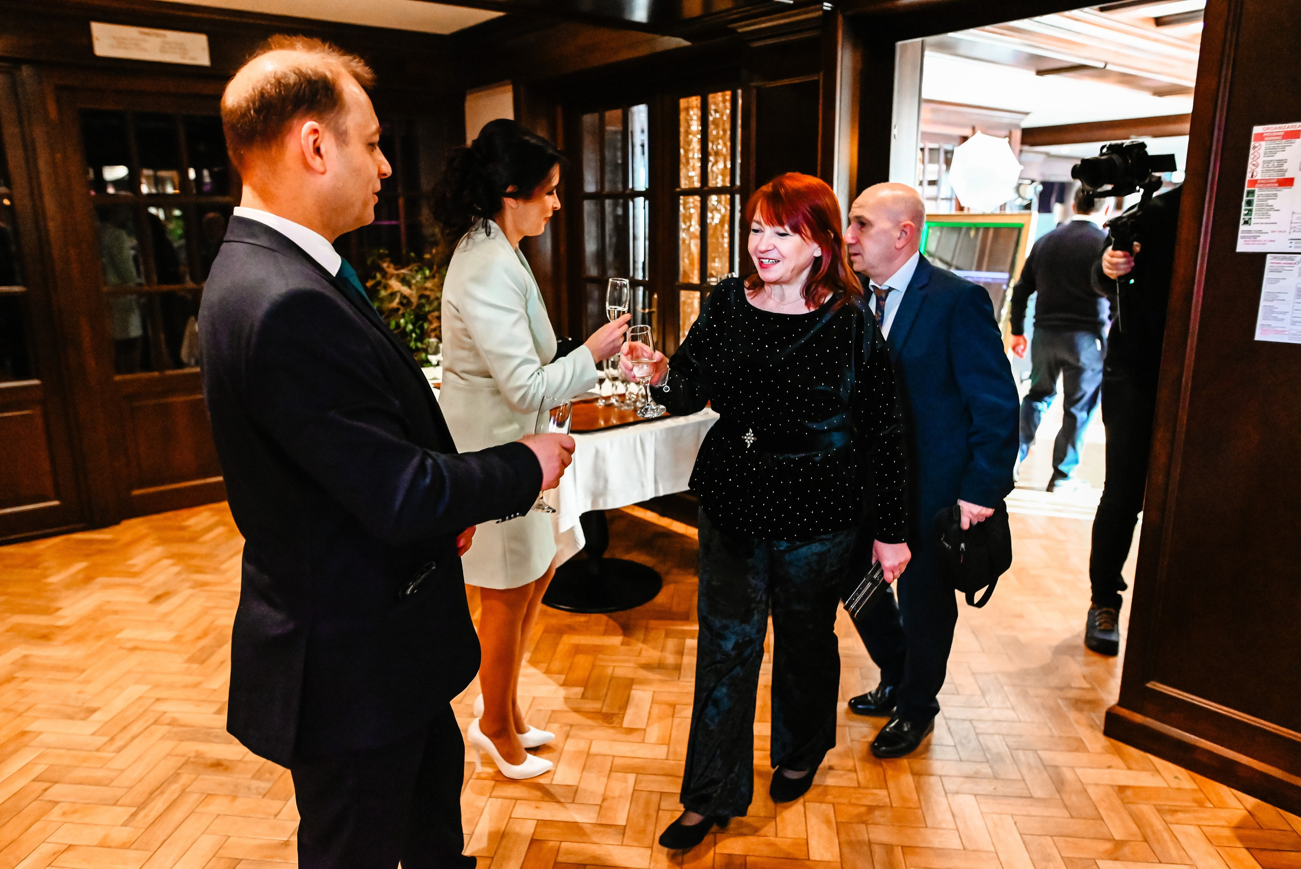 Detalii delicate din ceremonia de botez, capturate cu sensibilitate , intampinarea nasilor complex Herastrau - fotografie Ana Maria Dragan