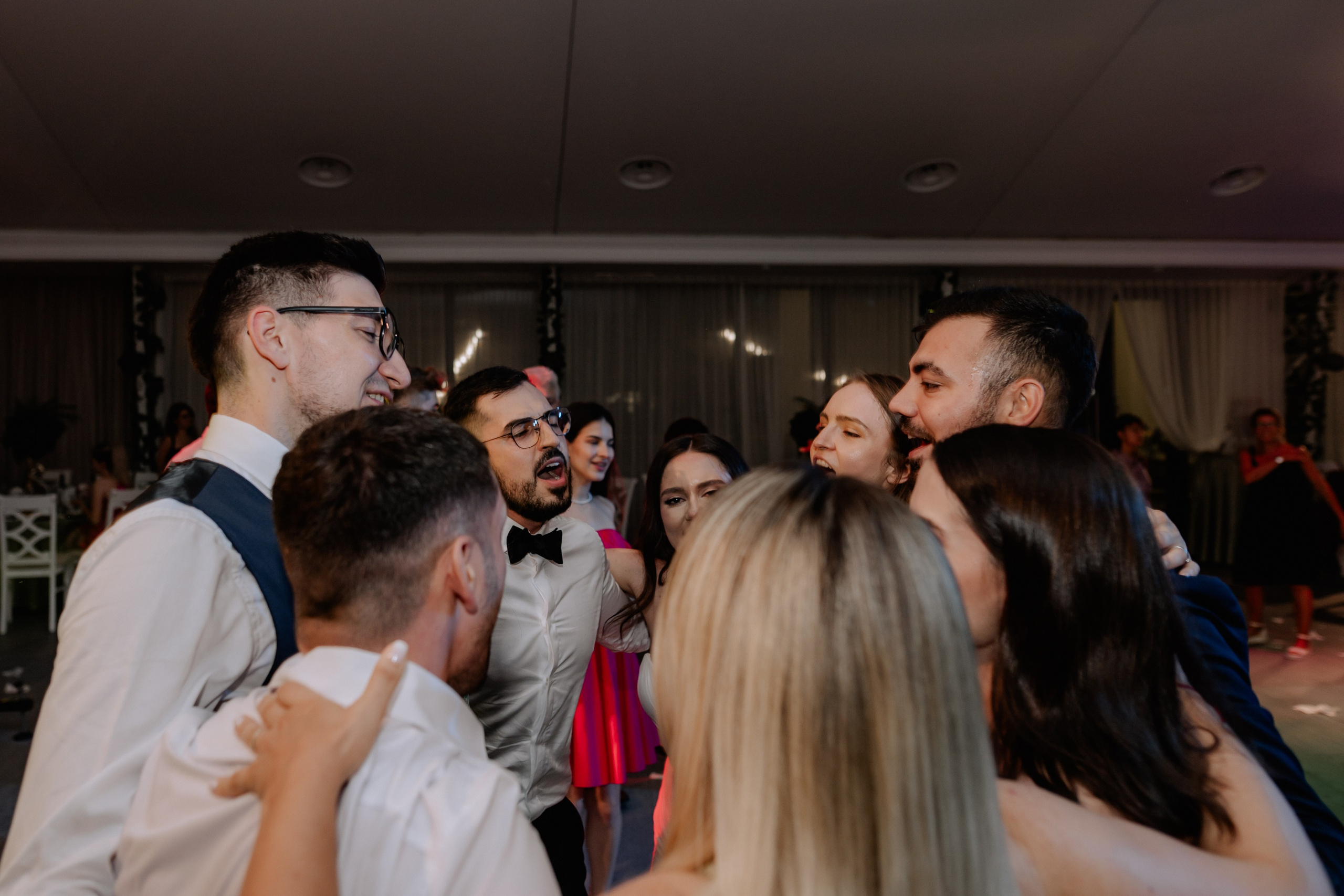 Cununie civila in aer liber , artificii de zi colorate , decor nunta , nunta la Hotel Traian. Proud Vision Weddings | Wedding Photography & Film — Servicii profesionale Foto Video Nunta Iasi