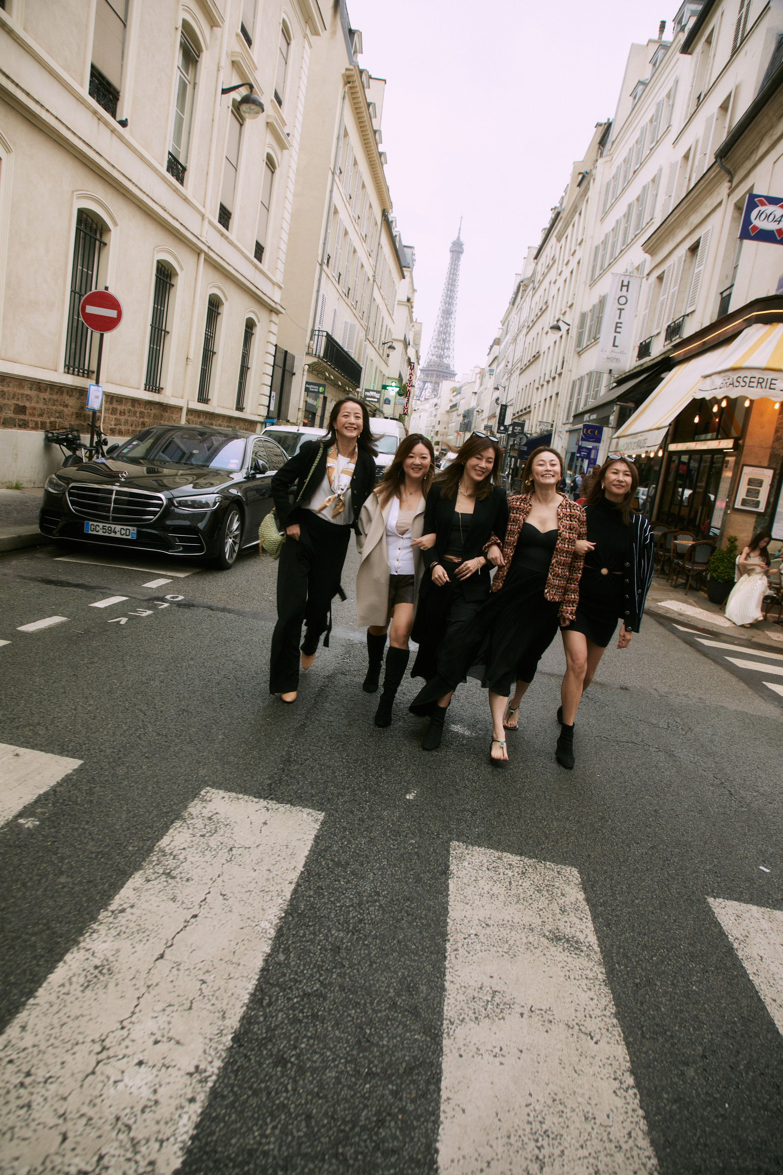Friends. Photographer in Paris