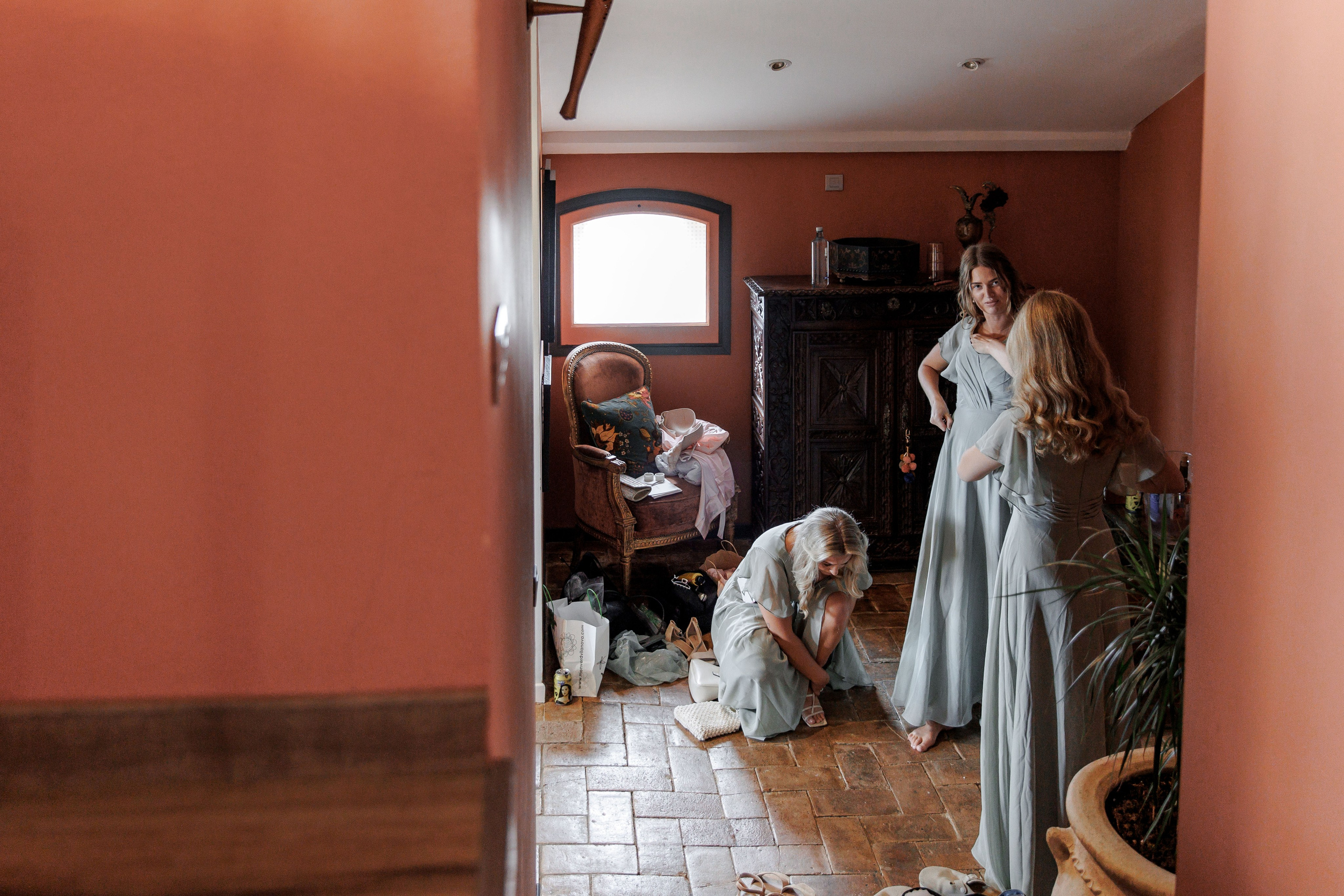 The bride is getting ready for the ceremony with her best friends.