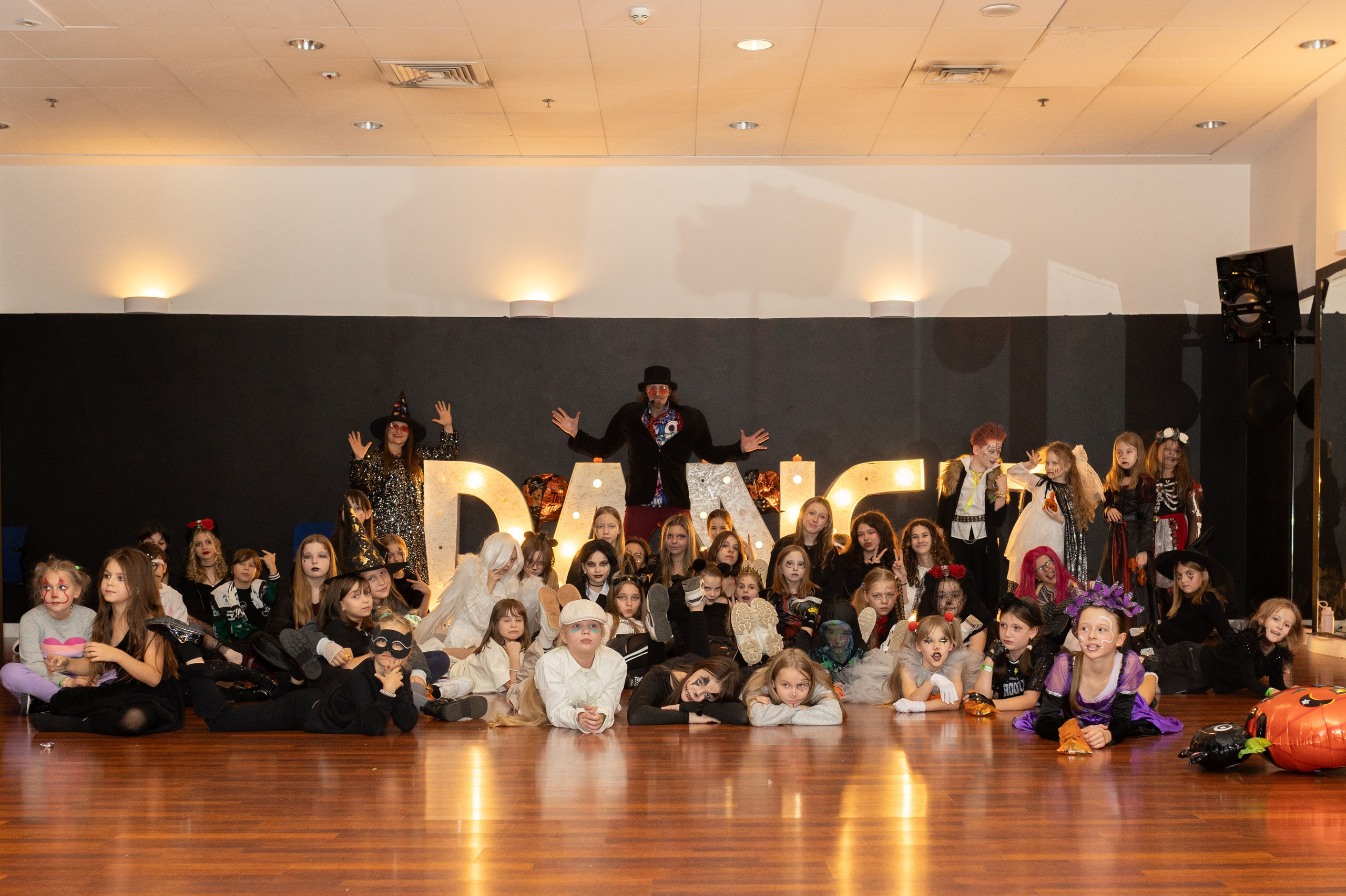 Leo dance studio Helloween 2025. Семейный и детский фотограф в Варшаве Мила Бобровская