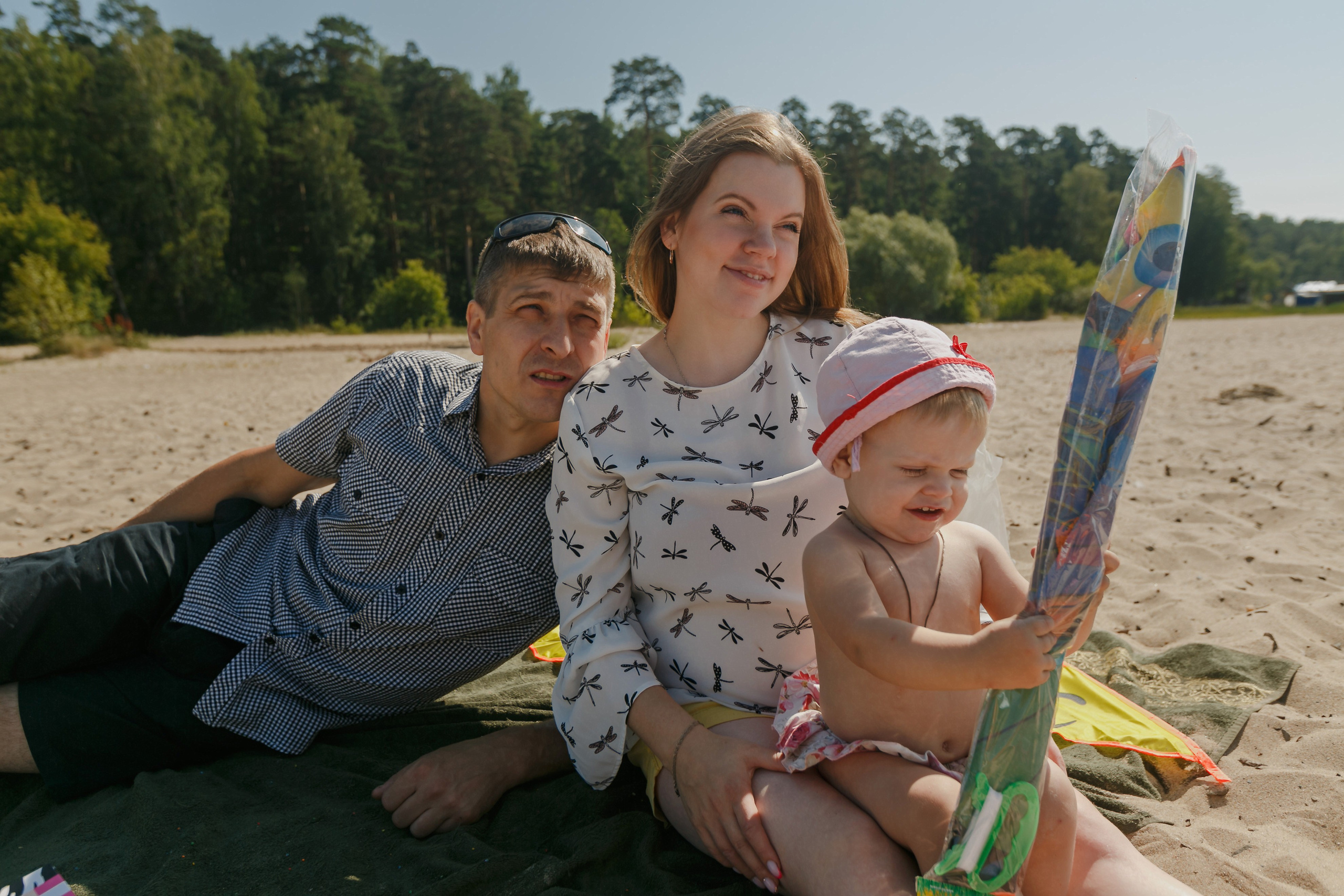 Familia volando una cometa en el lago y comiendo donas. Fotógrafo de retrato, familia y reportajes en Valencia | España | Europa Vitalii Lumier
