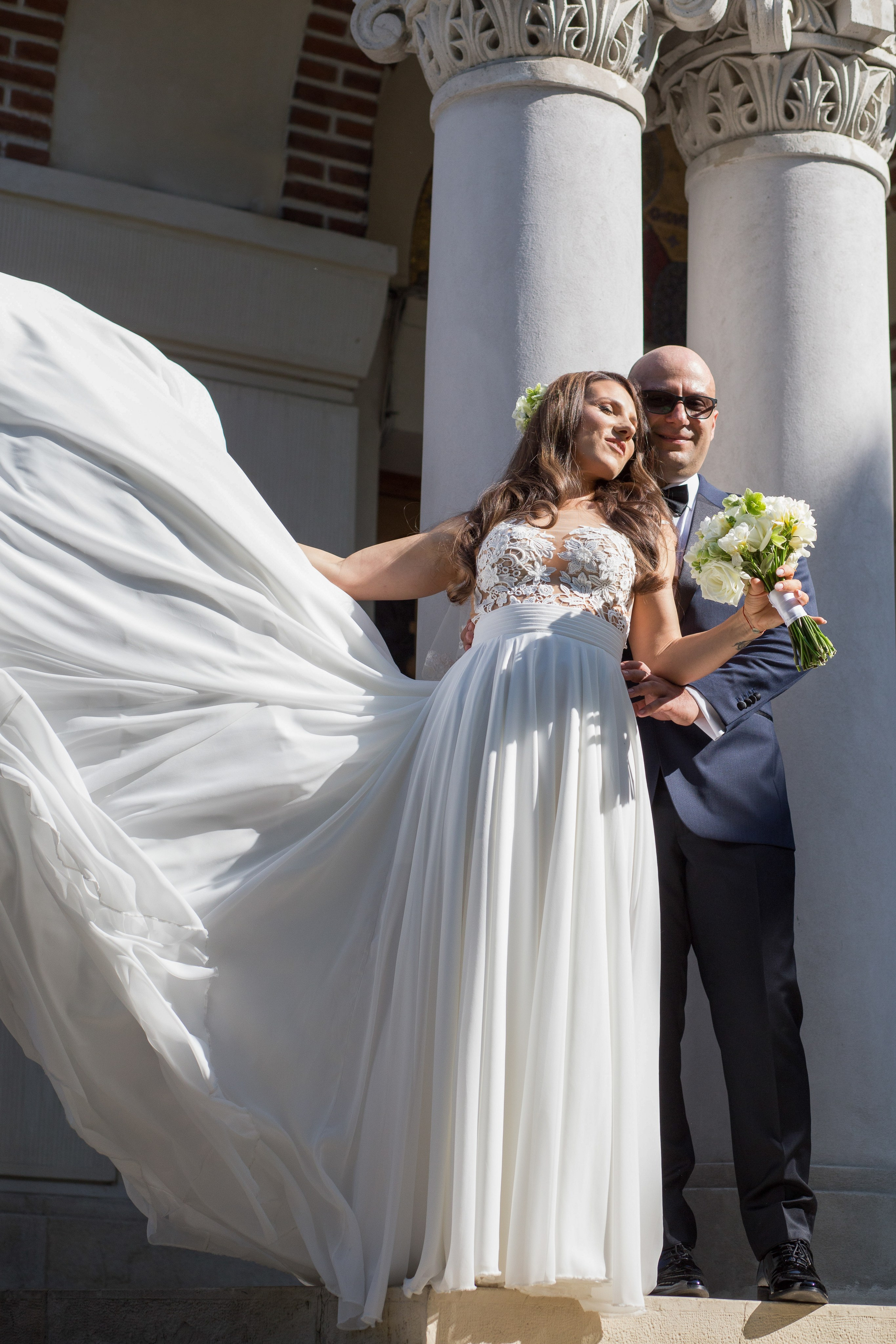 Sedinta foto la biserica, fotografii de nunta, fotograf de nunta bucuresti, fotografii nunta in aer liber, pozing mireasa, obiceiuri, fotografie profesionala nunta, poze fashion, pozing mirele si mireasa la biserica