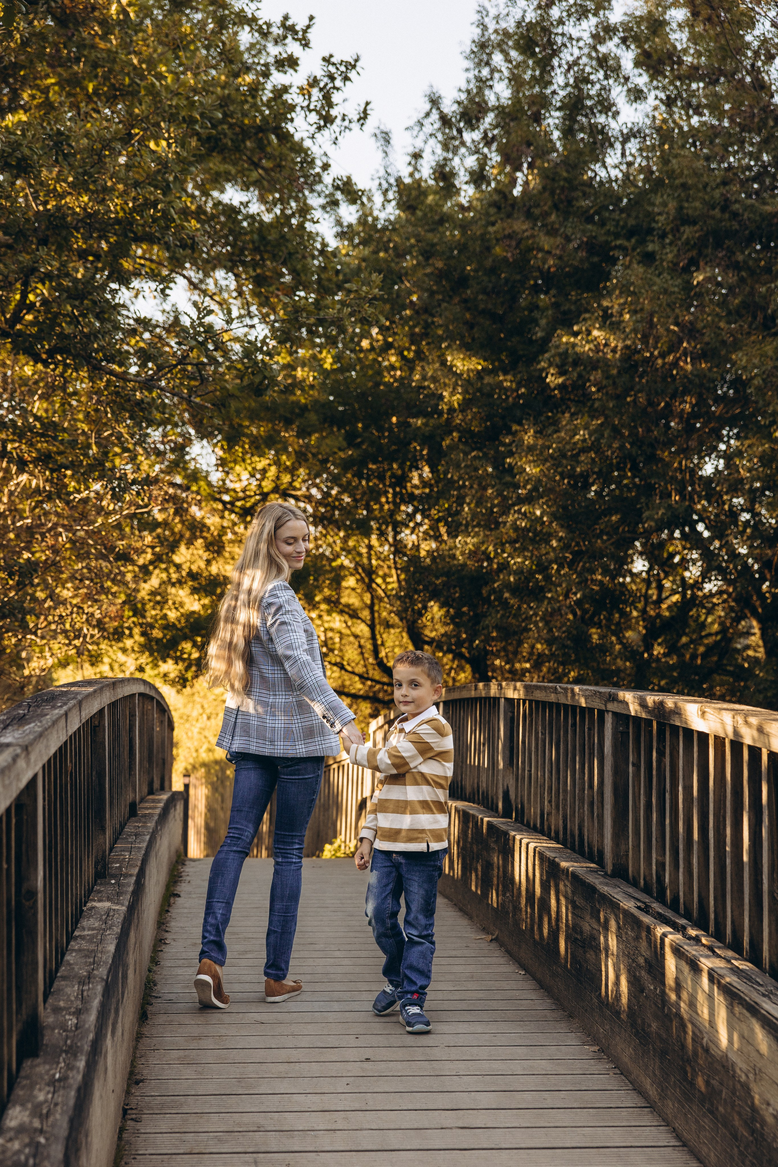 Autumn mother-son family photoshoot in Toulouse. Eugenie Smirnova — wedding, corporate and lifestyle photographer in Toulouse and Southwest France