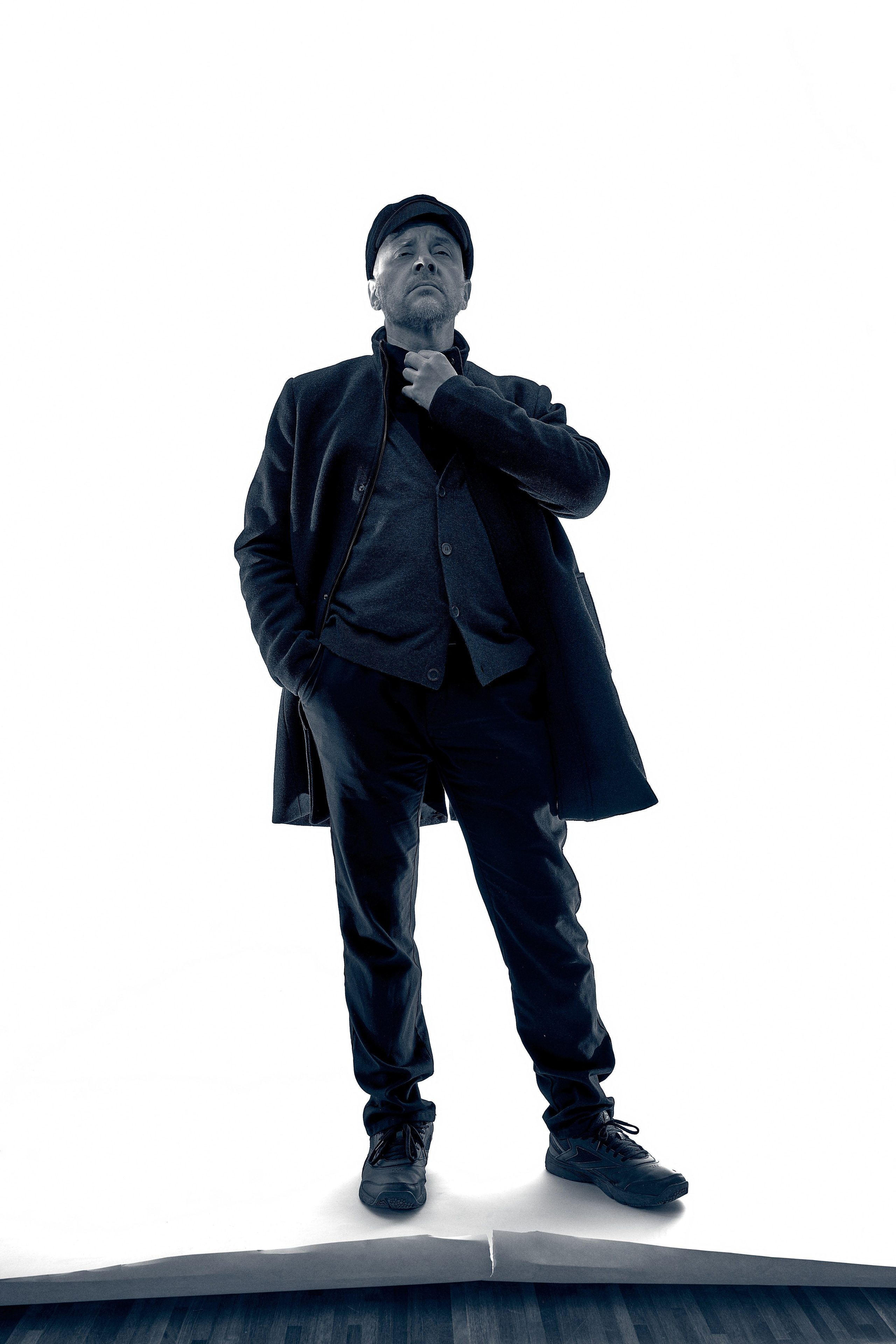 Portretowy fotograf Andriej Szypiłow - Spojrzenie na Kumpla w stylu Noir. Każdy z nas ma swoją ciemną stronę… Portret czarno-biały. BW. Black and White Portrait.