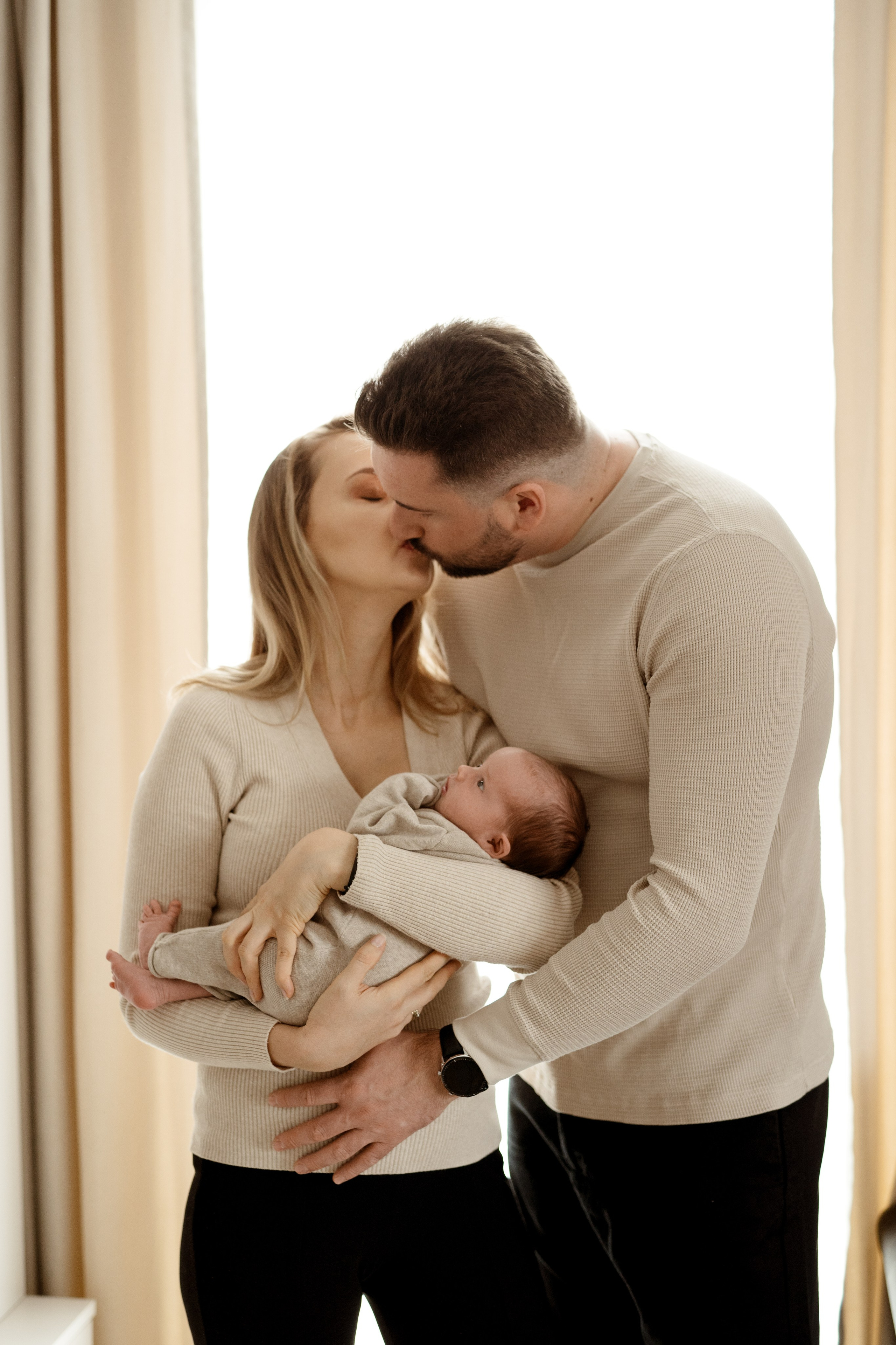 Sesja noworodkowa w domu. Fotograf Łódź - sesja ciążowa, noworodkowa, dziecięca. Studio w Łodzi