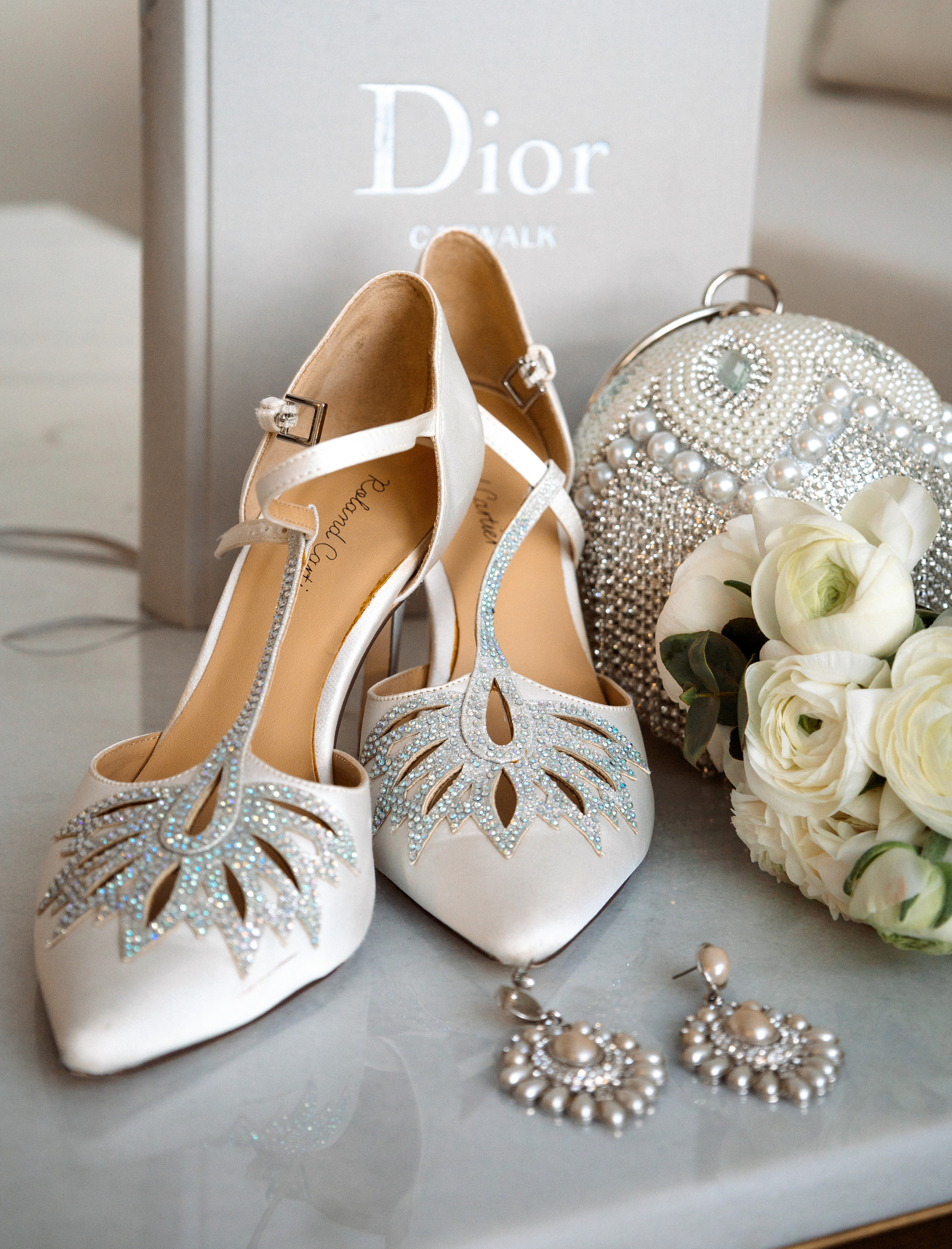 свадебные аксессуары, accesorios de boda Невеста надевает украшения перед свадебным днем.