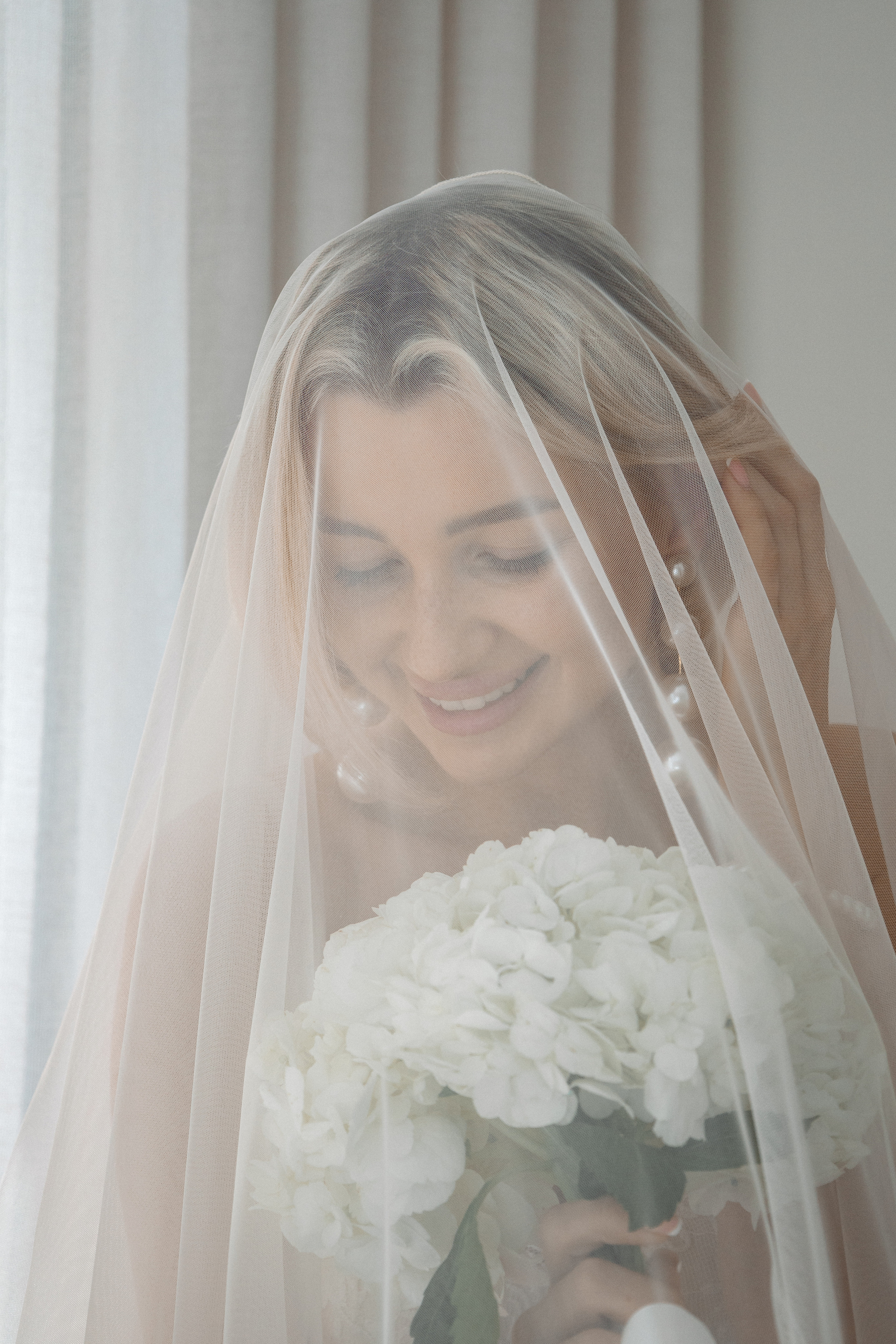 фата невеста , velo de novia Детали свадебного платья невесты перед церемонией