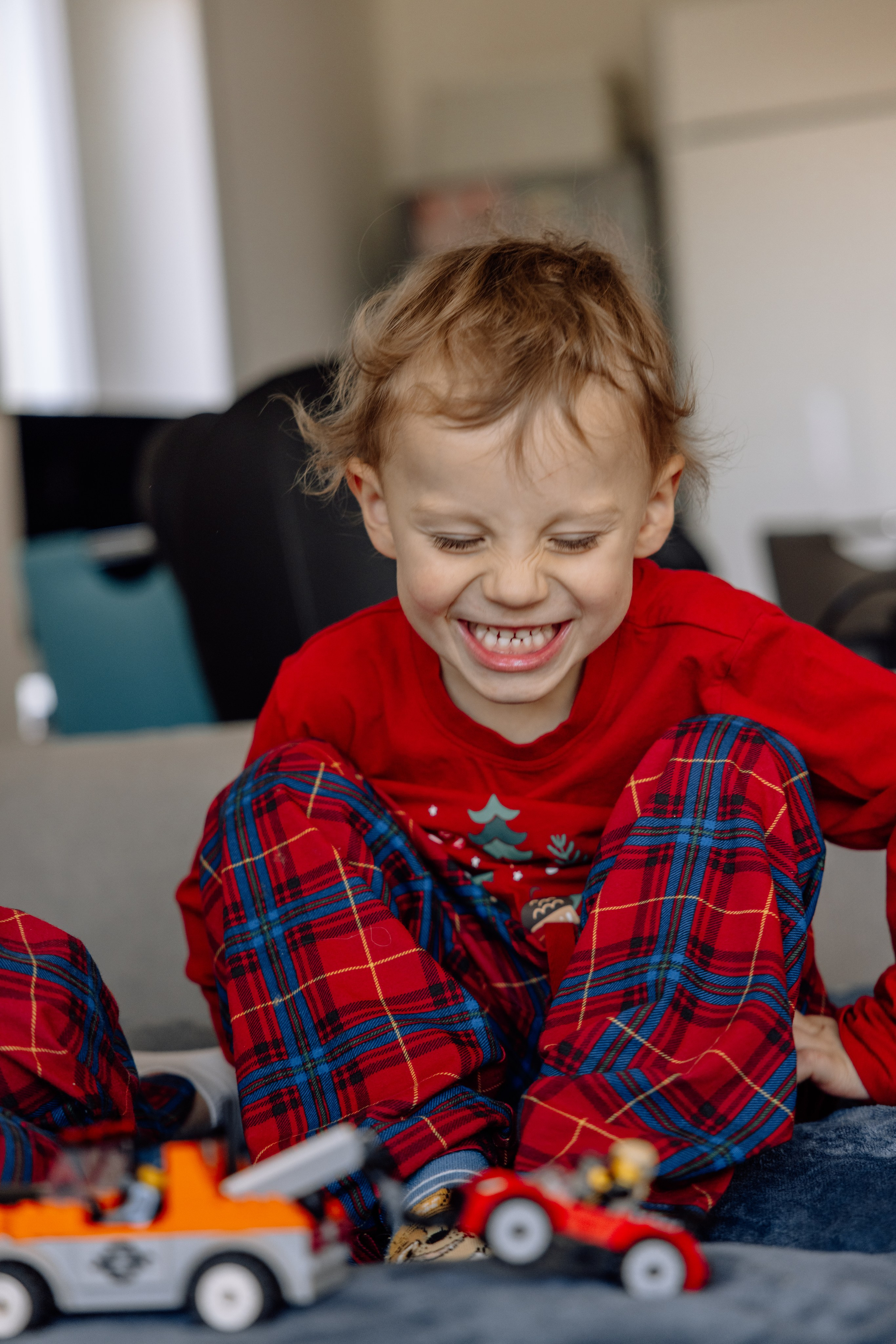 Weihnachten Zuhause mit Kindern. Hochzeitsfotograf München Taufe Familienfotograf Tanja Mauke