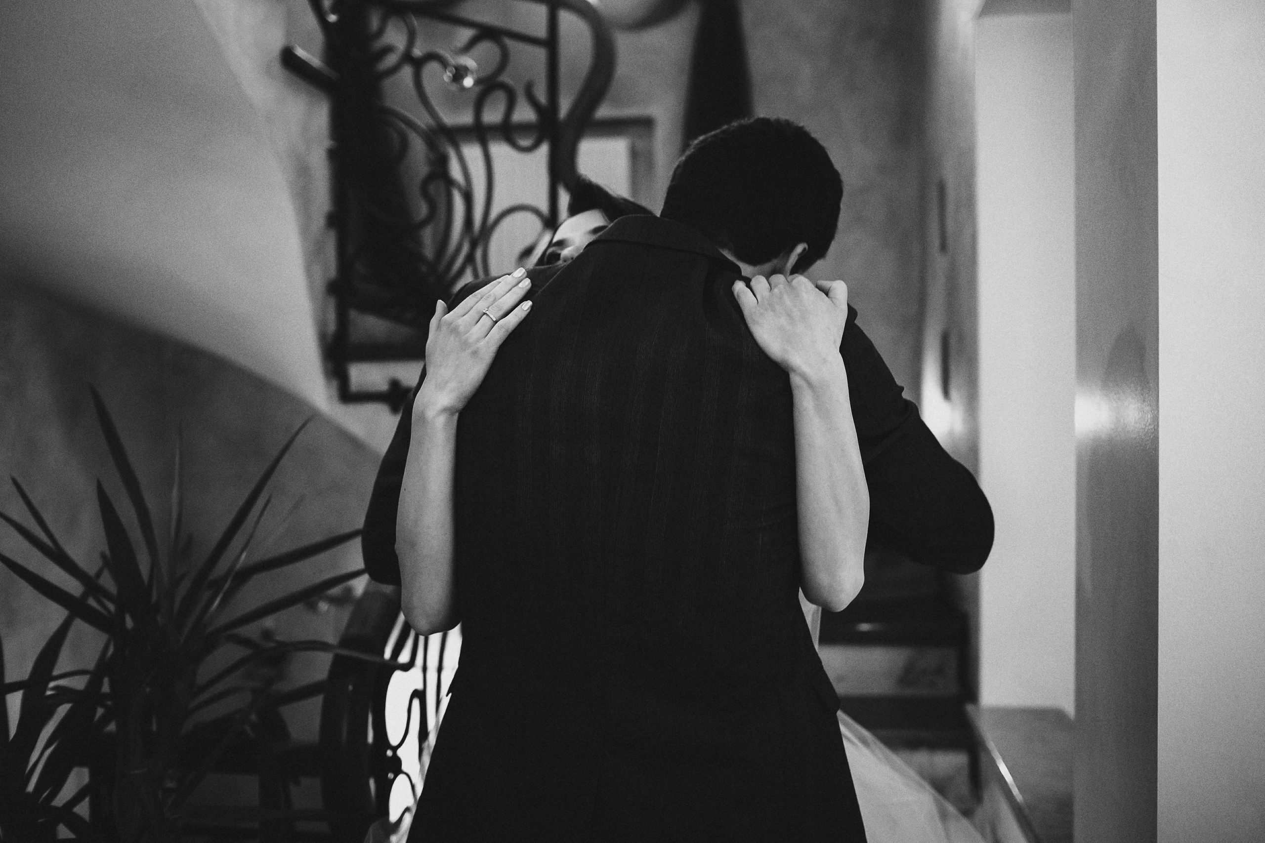 Фотограф в Ирландии чёрно-белая невеста обнимает жених счастье Дублин