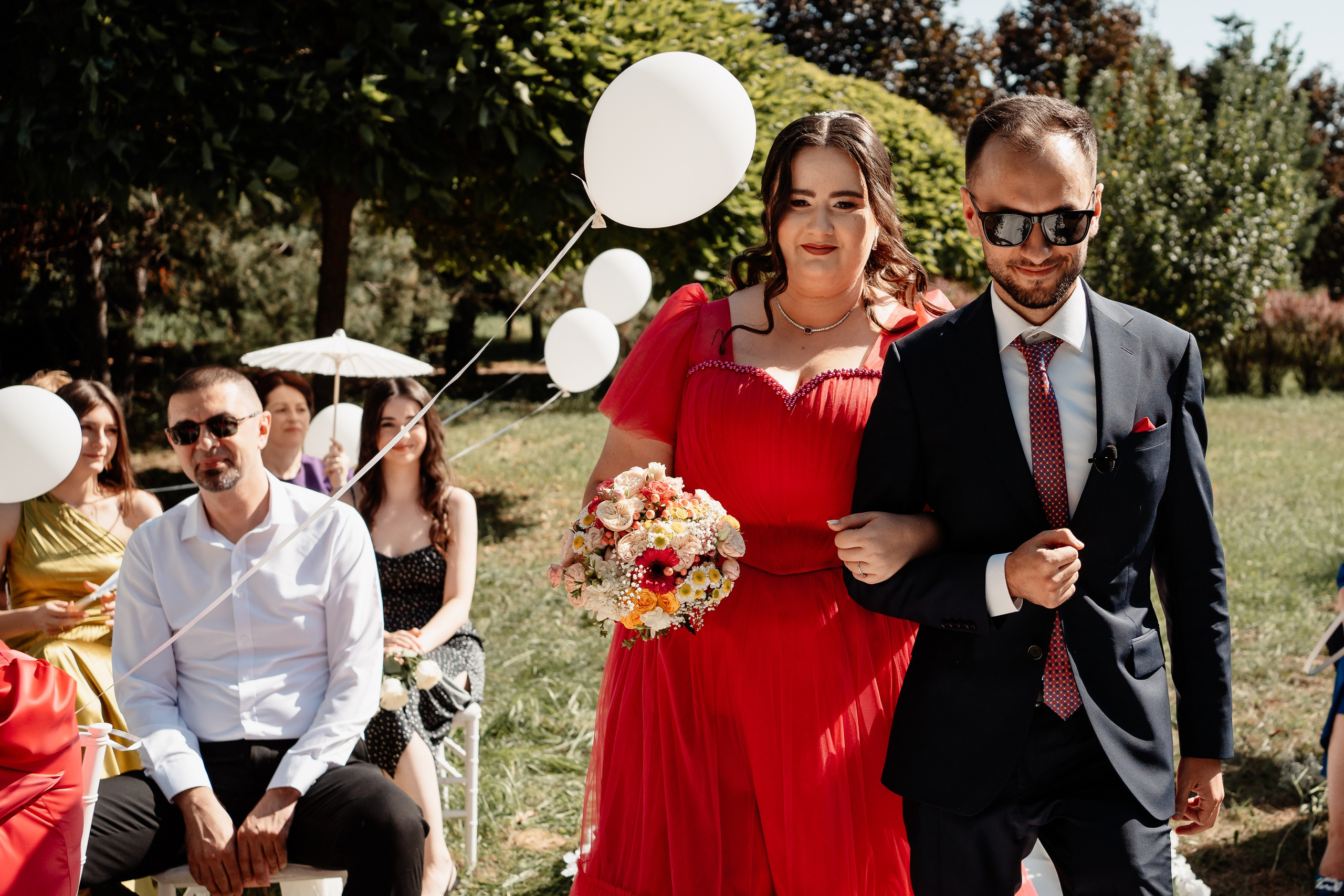 Miri fericiți în fața oficiului stării civile din Ploiesti, celebrând începutul unei noi vieți împreună. Fotografie de cununie civilă, capturând naturalețea și bucuria momentului special.