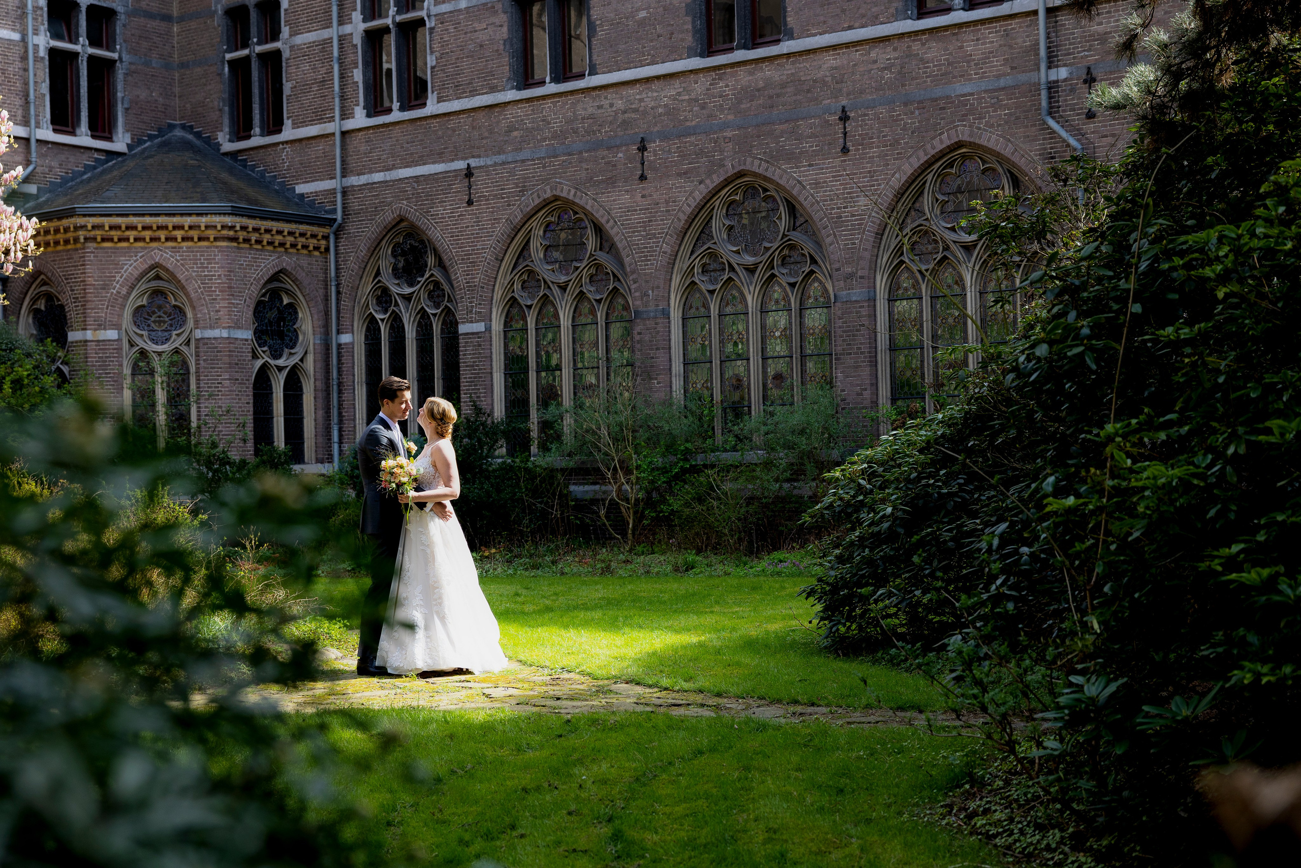 Bruidspaar in de tuin van Dominicanenklooster 