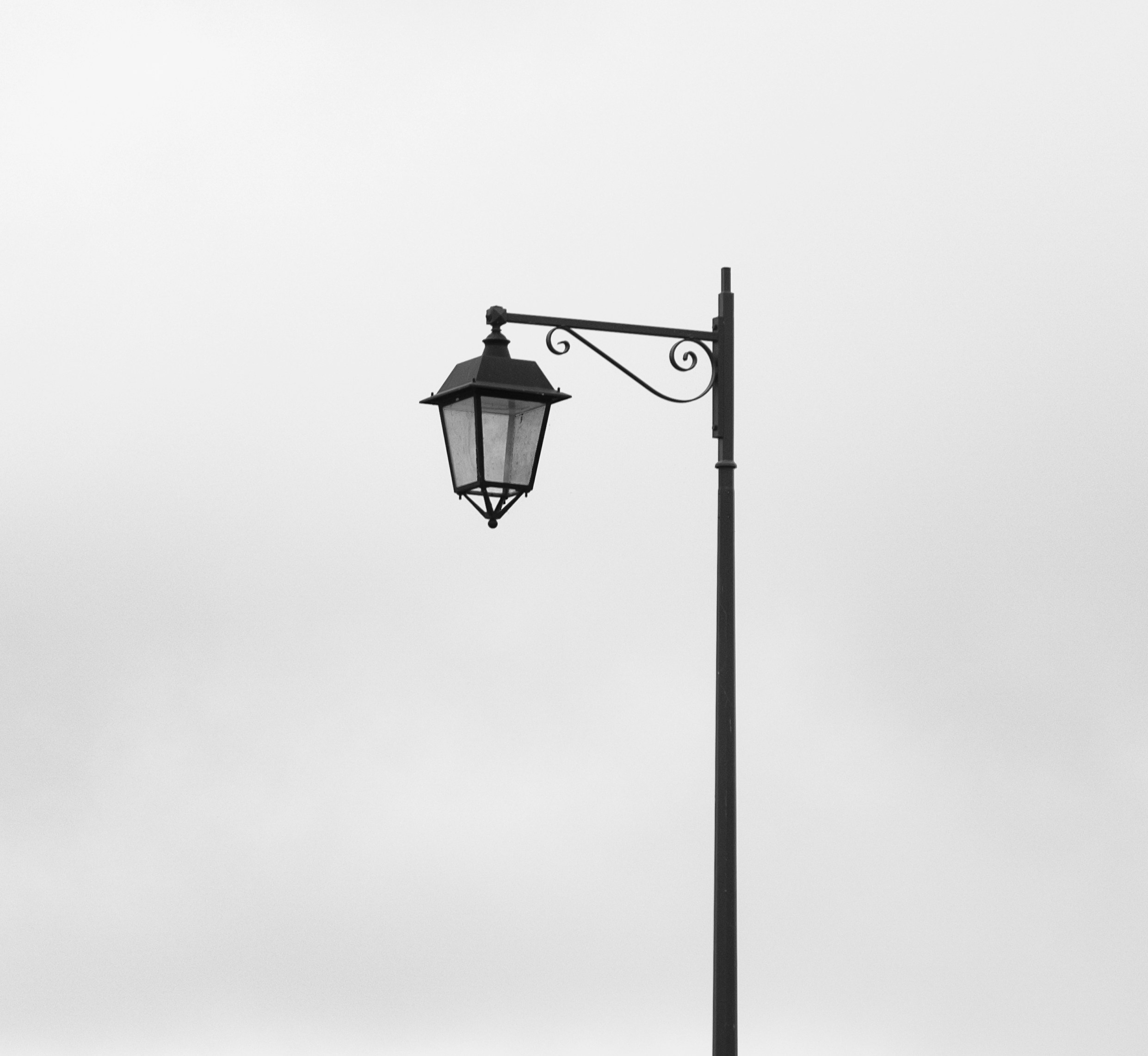Уличный фонарь. Чёрно белое изображение.