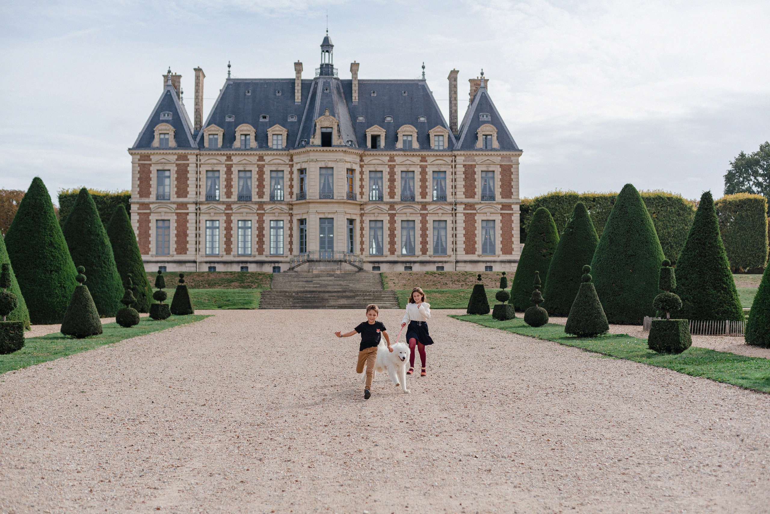 Autumn family photoshoot in a Parisian park. Ksenia Marchand/ Lifestyle photographer in Paris