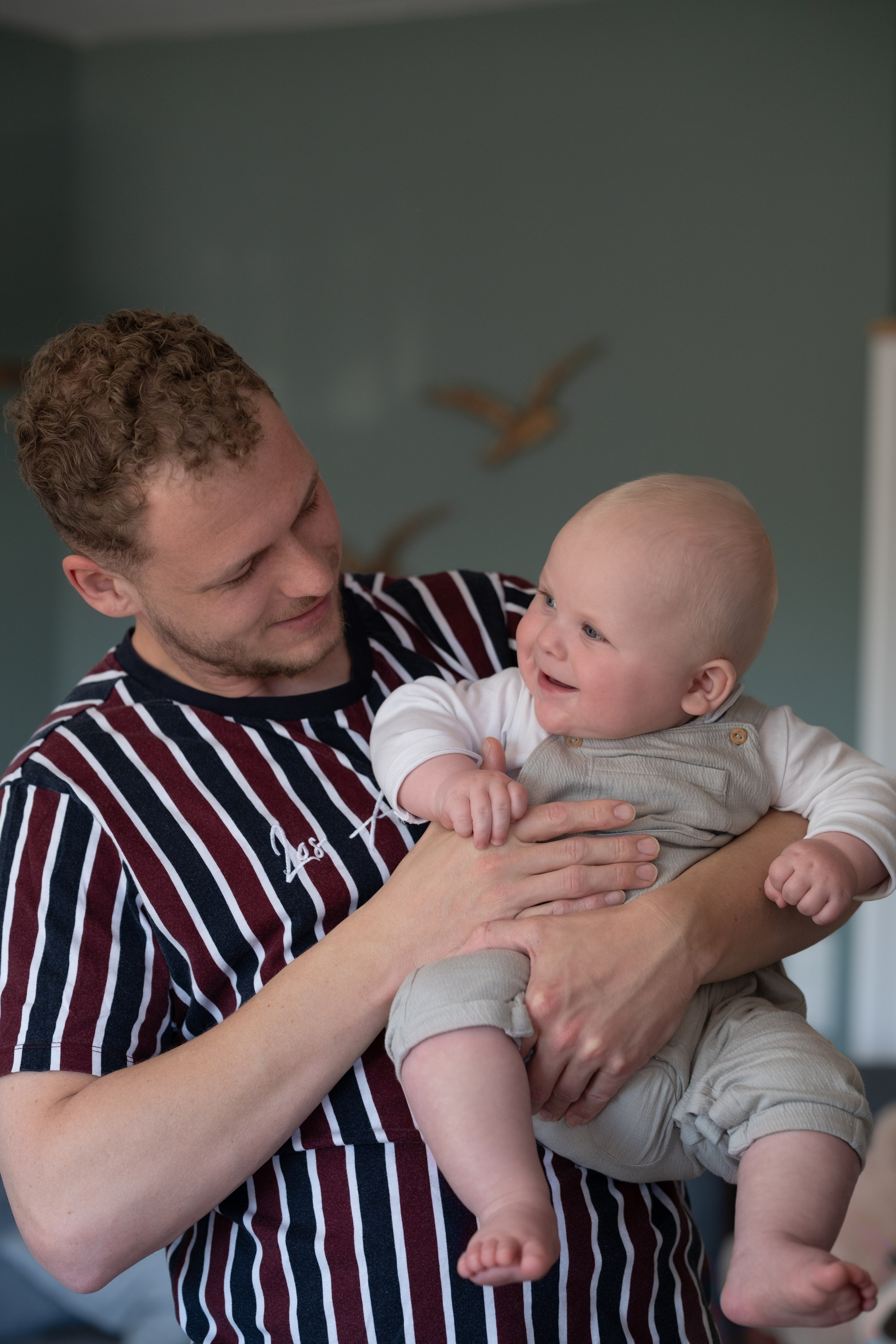 Sußer Junge. Newborn Baby Fotografie Flensburg Babyfotoshooting