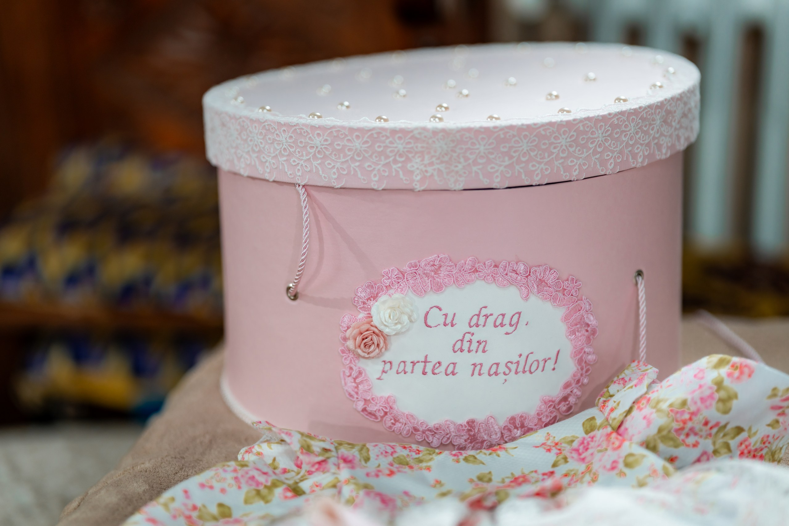 fotograf botez , fotografie botez Botoșani, fotograf Alin Chirilă, amintiri botez, fotografii botez, botez Miruna Parascheva, fotograf copii, fotografie botez în Botoșani-alt="botez , fotografie botez Alin Chirilă, amintiri botez, fotografii emoționante botez Botoșani"-- fotografii-botez-bebelus- amintiri-botez-micuț- moment-sfânt-crestinare- fotografie-emotionanta-botez- detalii-botez-bebelusi- parinti-fericiti-la-botez- fotograf-botez-profesionist- botez-in-biserica-ortodoxa- micuț-botezat-cu-emoție- zâmbete-și-lacrimi-la-botez- bebeluș-la-cristelniță- decor-botez-colorat- botez-cu-dragoste-și-credință- emotie-pura-la-botez- fotograf-botez-botosani- botez-iasi-suceava-fotograf- amintiri-nepretuite-botez-- Preotul ținându-l pe micuțul Mathias Gabriel la botez, în biserica Înălțarea Domnului, Copălău  - Detalii de la botezul lui Mathias – lumânare, trusou și icoană  - Familia lui Mathias Gabriel alături de micuț, în ziua botezului  - Portret emoționant cu mama și bebelușul în brațe, în biserică,fotograf profesionist evenimente Botoșani, Iași, Suceava, Fălticeni, Bacău, Pașcani, Roman - AlinoFotoStudio by Alin Chirilă - servicii foto nuntă, botez, cununie, ședințe foto creative, albume personalizate, fotografii emoționante și calitative pentru cele mai importante momente din viață,fotograf nuntă Botoșani Alin Chirilă,  ședință foto botez Iași - AlinoFotoStudio,  servicii fotograf profesionist evenimente Suceava,  fotograf cununie civilă Fălticeni - Alin Chirilă,  album foto nuntă personalizat Bacău.“Bebeluș botezat în biserică, ținut în brațe de nași”	•	“Detaliu cu lumânarea de botez decorată cu flori albe”	•	“Părinți emoționați alături de copilul lor la ceremonia de botez”	•	“Masa festivă de botez cu decor tematic și tort personalizat”	•	“Momentul în care preotul toarnă apă sfințită pe fruntea bebelușului”	“Bebeluș în rochie albă de botez, zâmbind în brațele mamei”	•	“Detaliu cu cruciulița de botez așezată pe o pernă de satin”	•	“Părinți și nași aprinzând lumânările în timpul ceremoniei de botez”	•	“Tort de botez decorat cu figurine tematice și numele copilului”	•	“Copil botezat dormind liniștit în pătuțul decorat festiv”	•	“Momentul în care preotul binecuvântează copilul în fața altarului”	•	“Invitați adunându-se în jurul mesei festive la petrecerea de botez”	•	“Bebeluș ținând în mână o jucărie personalizată primită la botez”	•	“Familie fericită pozând împreună după ceremonia de botez”	•	“Decor tematic cu baloane și flori la locația petrecerii de botez” fotograf Botoșani fotograf evenimente fotograf botez Alin Chirila fotograf alinofotostudio.fotograf botez Amelis Maria, fotografie botez Botoșani, fotograf Alin Chirilă, amintiri botez, fotografii botez, botez Amelis Maria, fotograf copii, fotografie botez în Botoșani,