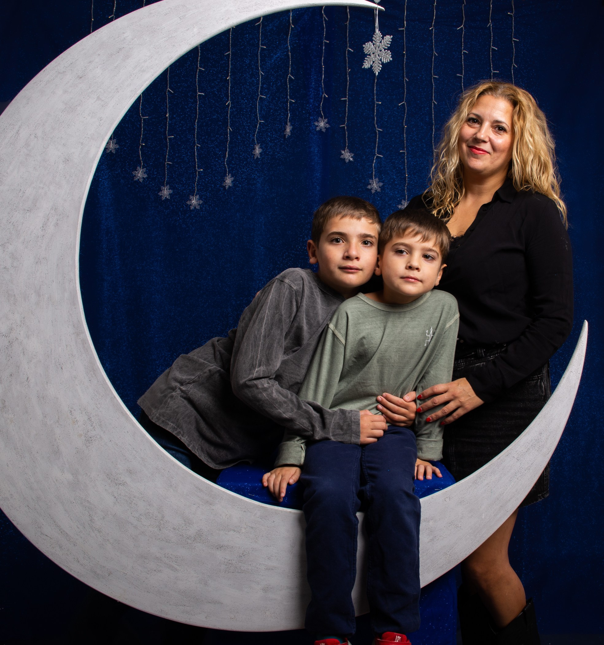 Navidad 2022. Alba con niños. Фотограф в Матаро, Барселона. Евгения Шихина