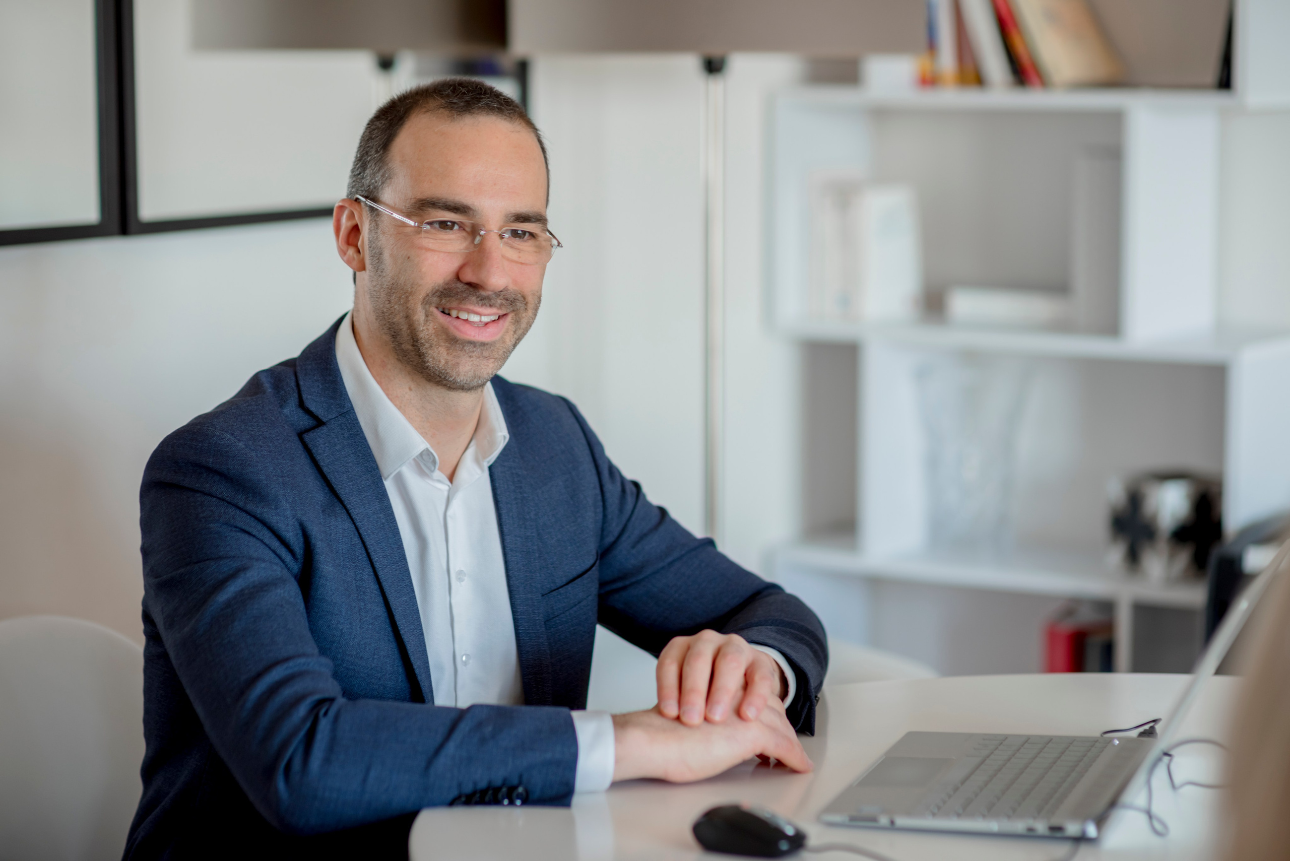 Профессиональный портрет бизнесмена в костюме для корпоративной фотосессии.