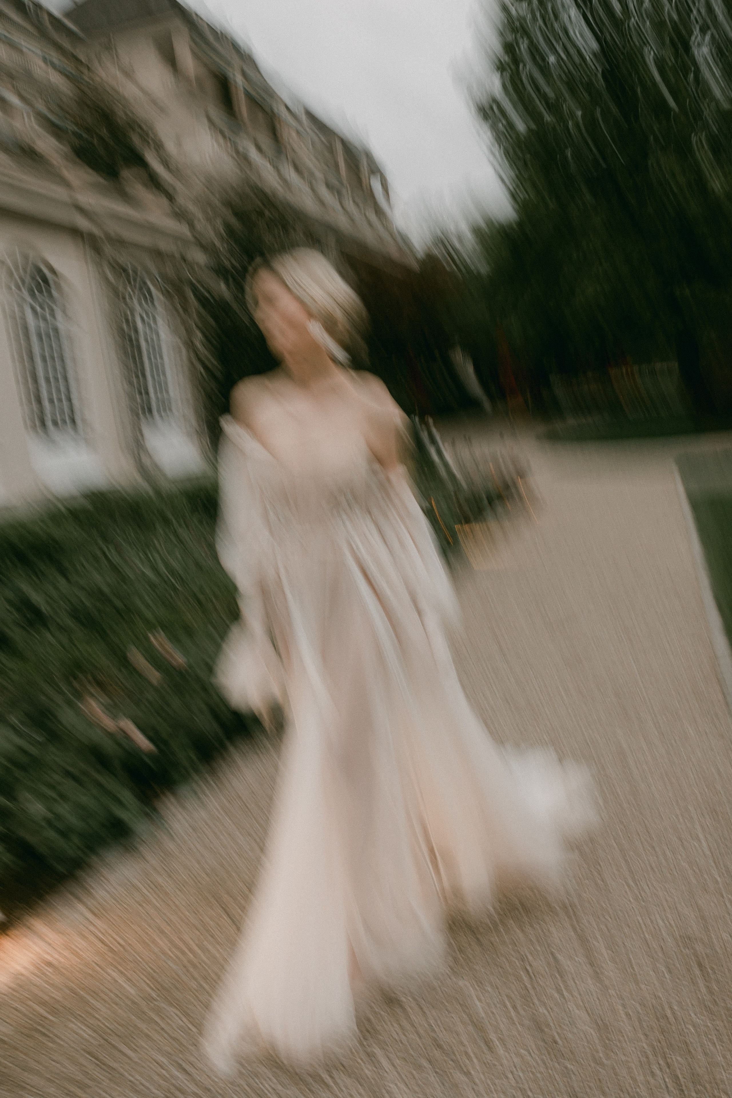 Sarah/ getting ready. Wedding and Family Photographer Switzerland and Italy. Valeria Diaz