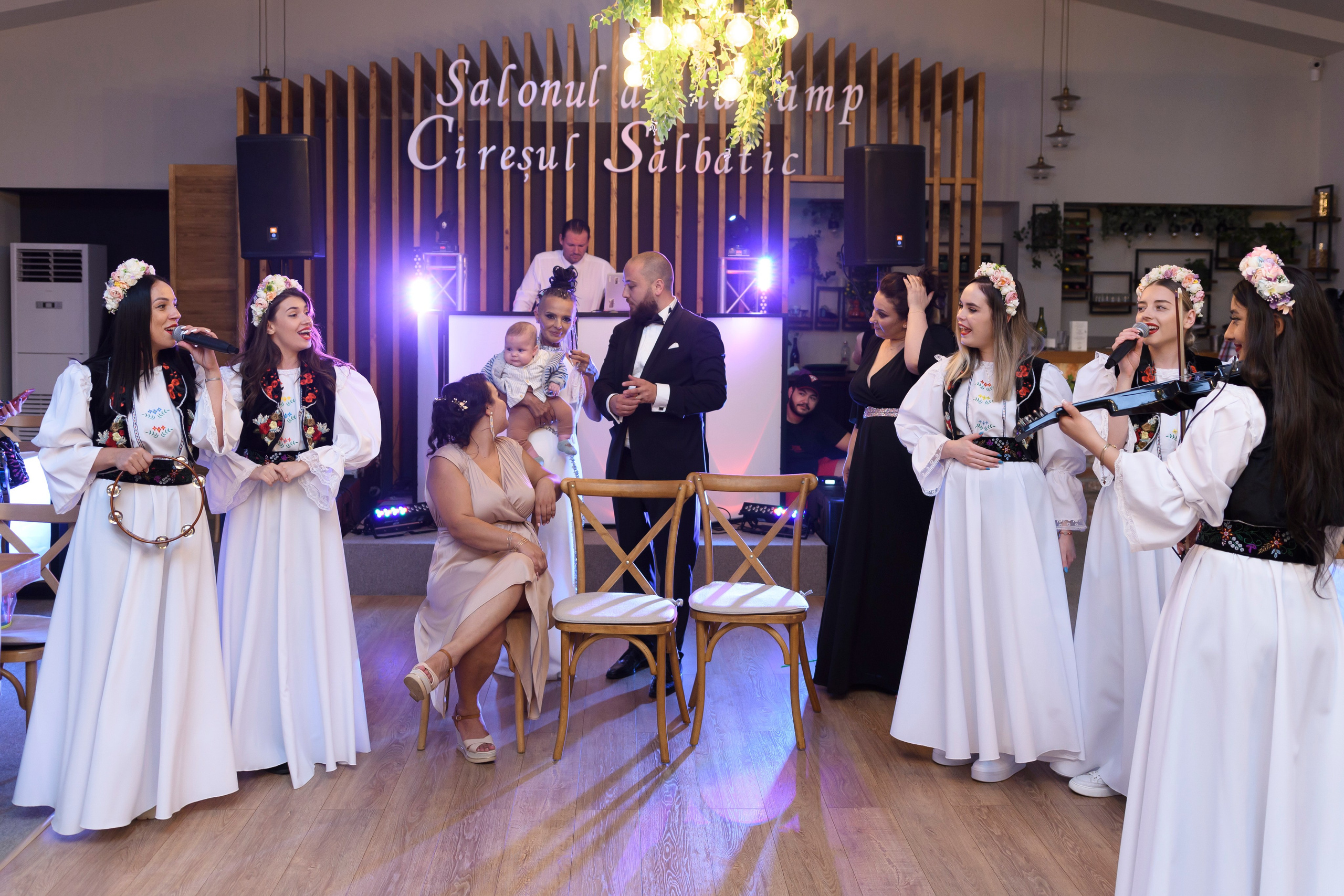 Fotografii Nunta + Botez Ciresul Salbatic. MDimaFotoStudio. Fotograf de nuntă, evenimente private și de familie