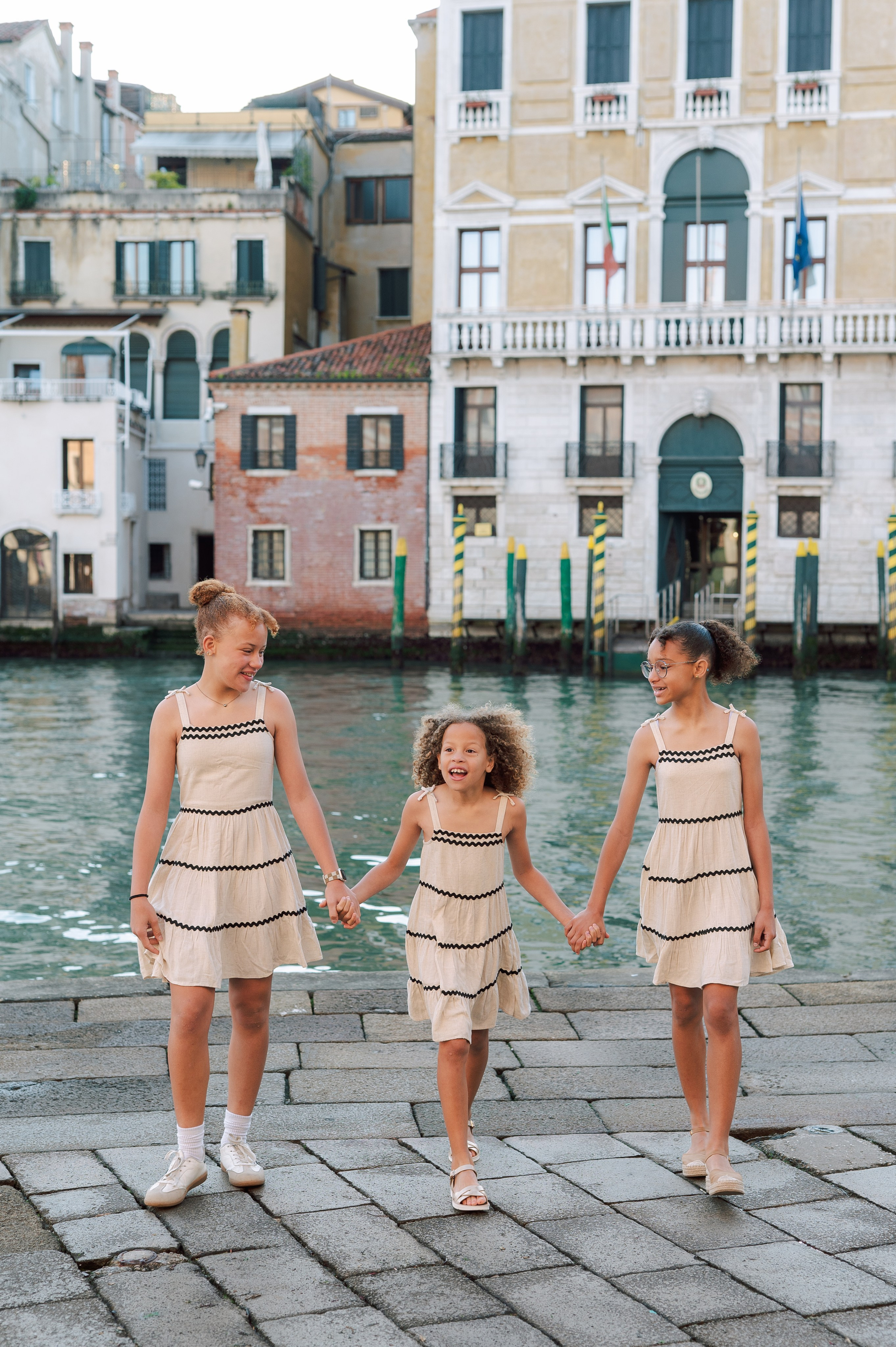 Eliza, Elena, Elliana, Teresa and Brad. Photographer in Venice Anna Terzi