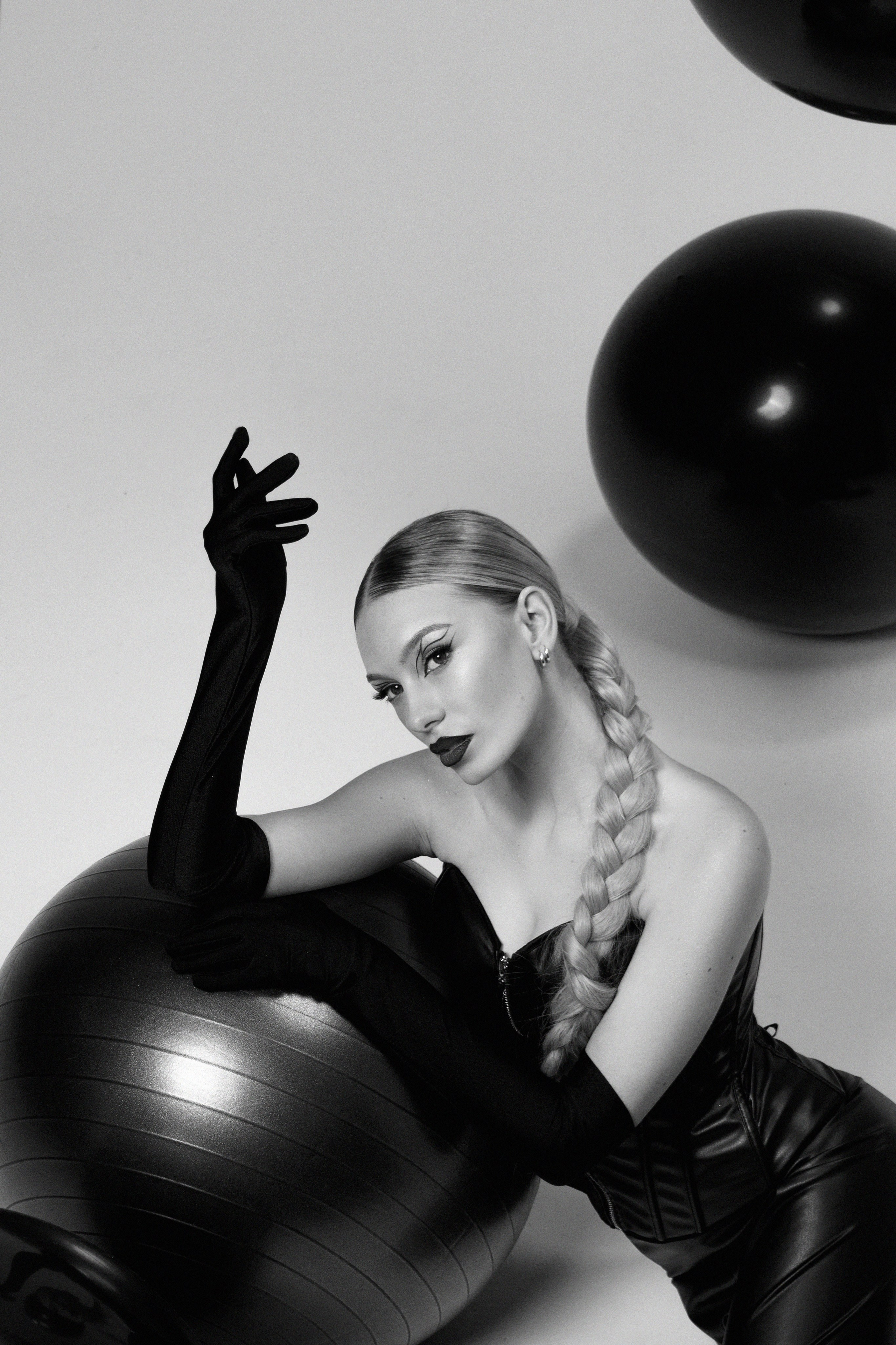 фотосессия с множеством шаров с блондинкой девушкой 