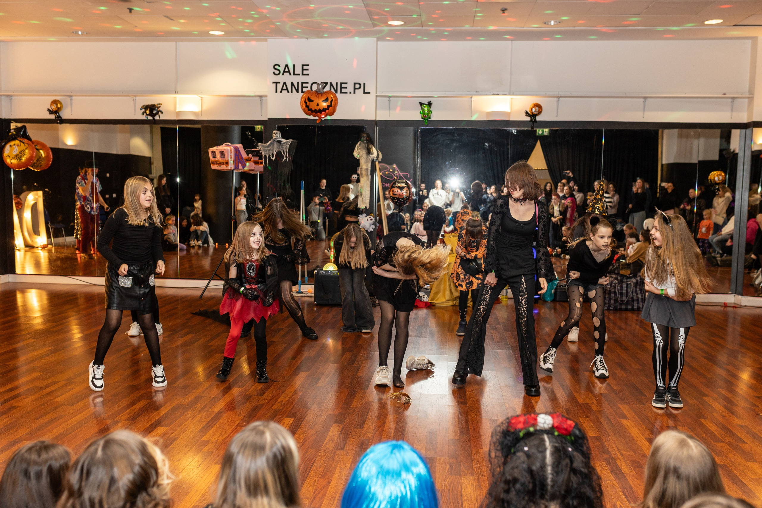 Leo dance studio Helloween 2025. Семейный и детский фотограф в Варшаве Мила Бобровская