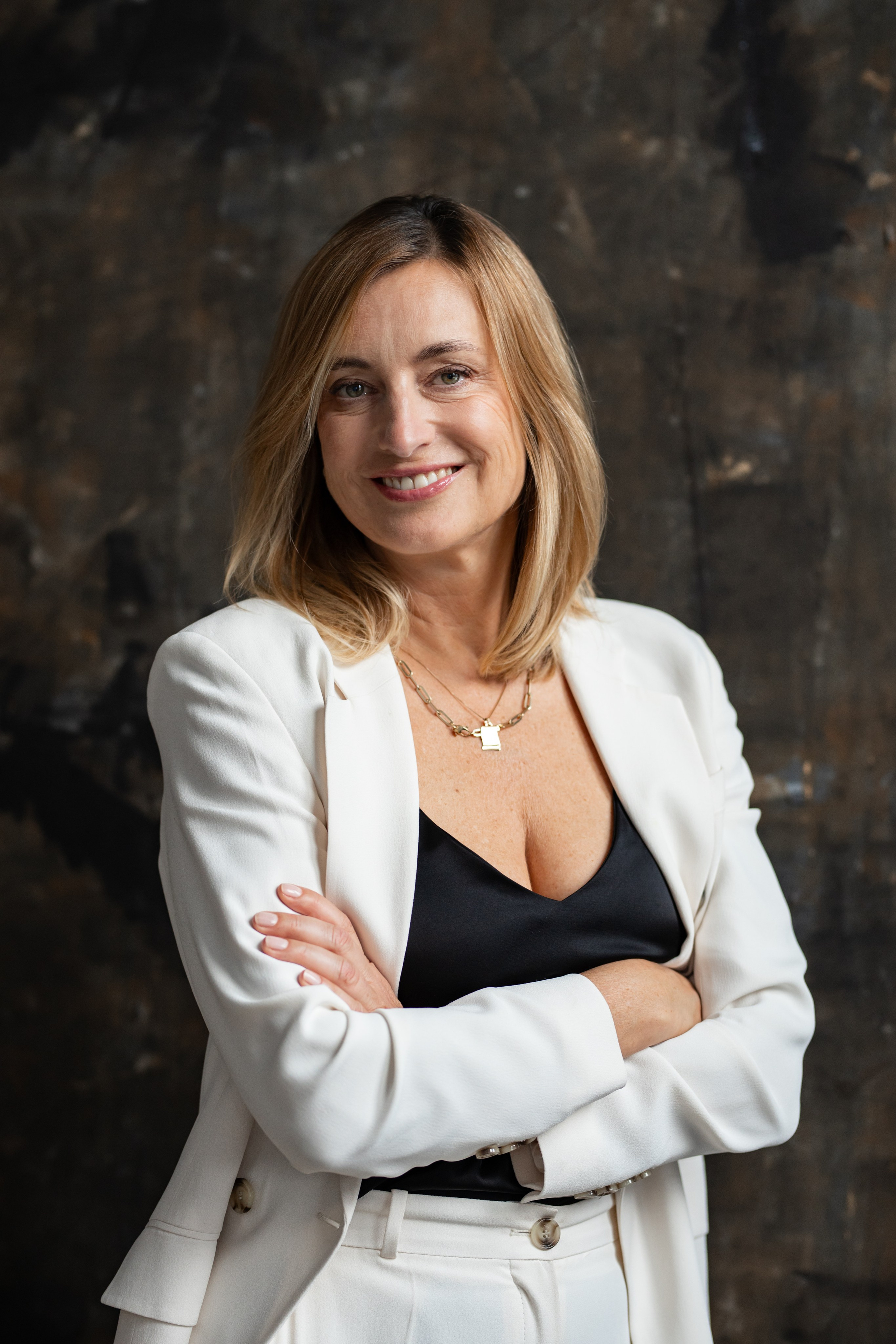 Business portrét Praha. Dana Lišková — Empathetic Photographer | Introspective Artist |Neurodivergent Coach | Founder of Artepy.cz