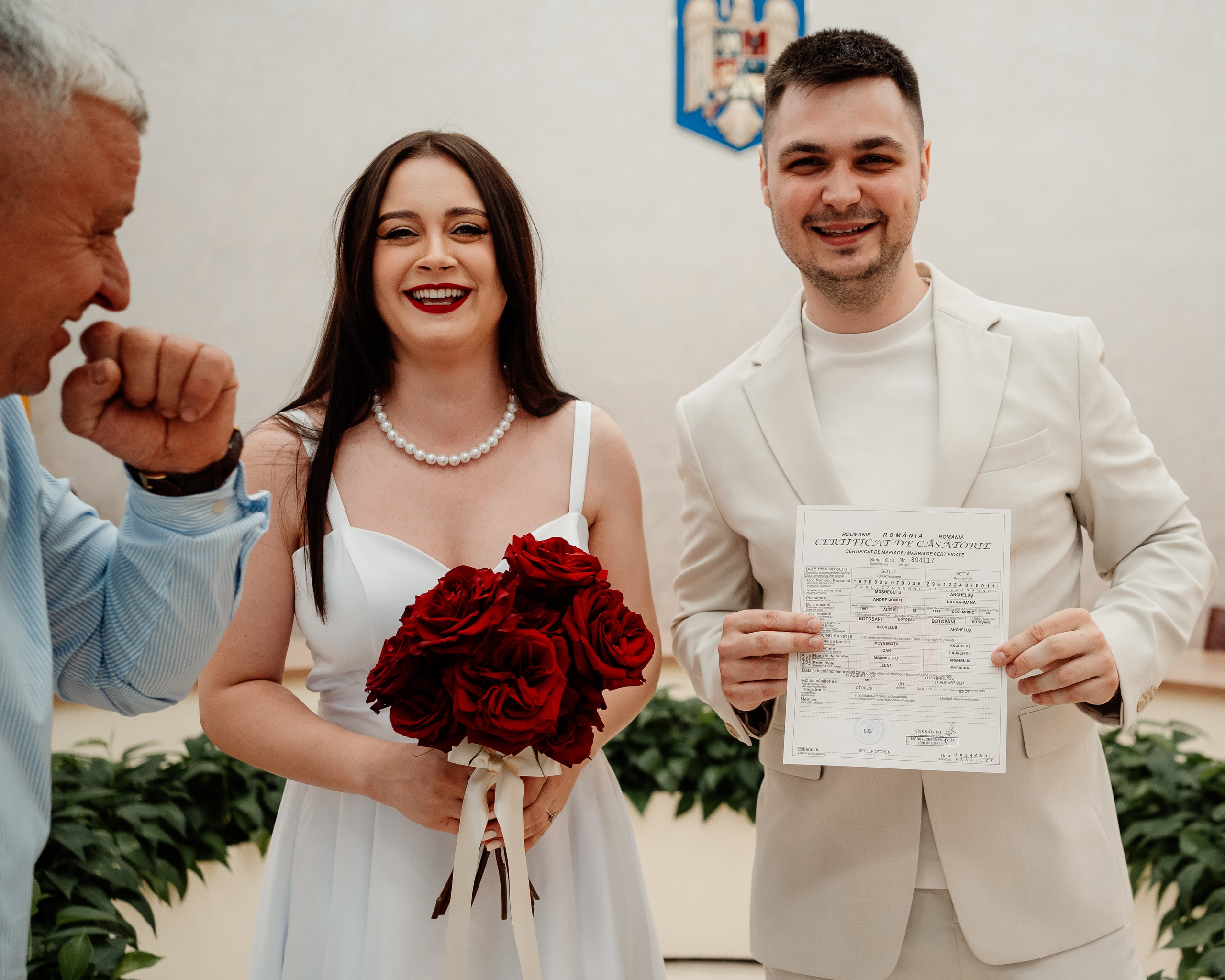 Miri fericiți în fața oficiului stării civile din Ilfov, celebrând începutul unei noi vieți împreună. Fotografie de cununie civilă, capturând naturalețea și bucuria momentului special.