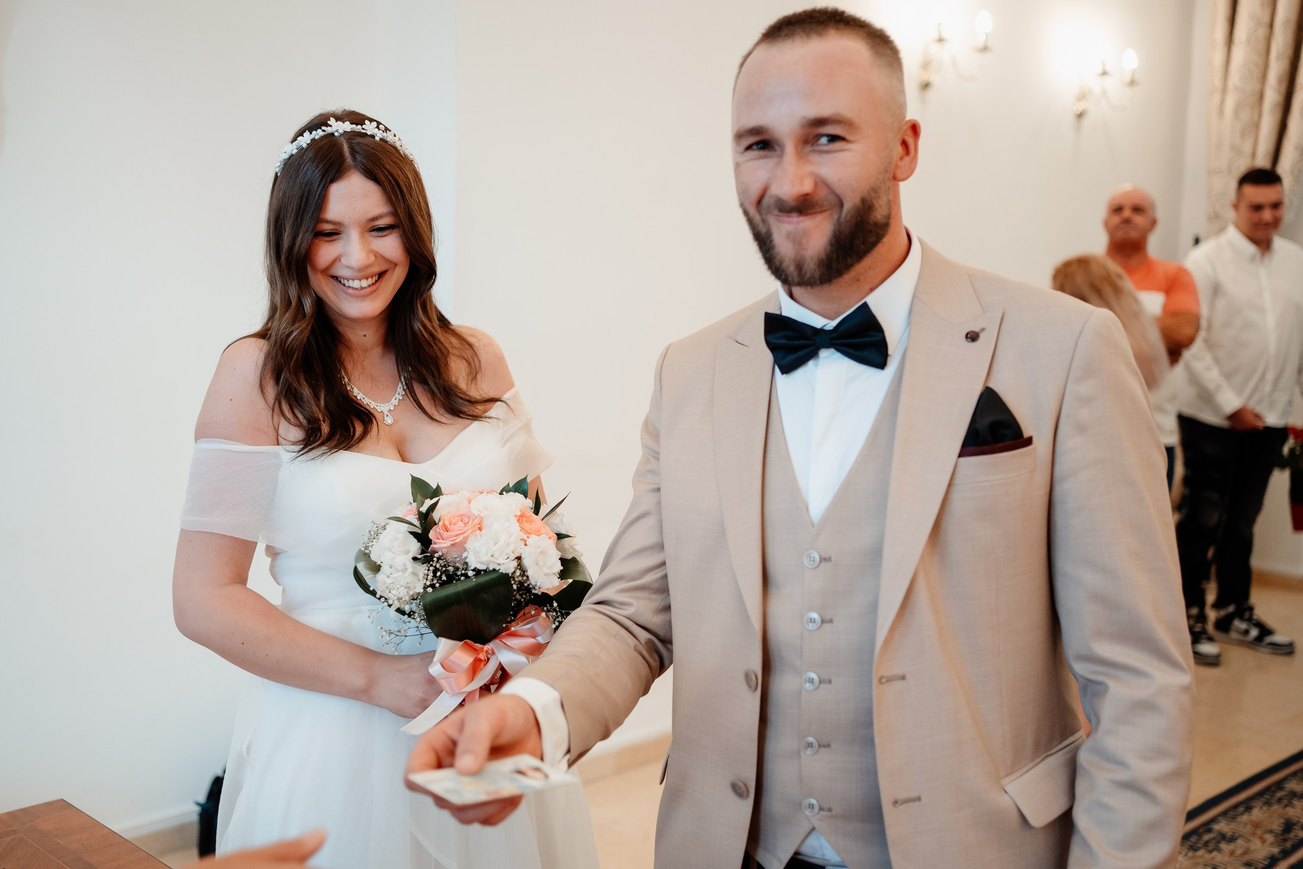 Miri fericiți în fața oficiului stării civile din Bucuresti, Sector 1, celebrând începutul unei noi vieți împreună. Fotografie de cununie civilă, capturând naturalețea și bucuria momentului special.