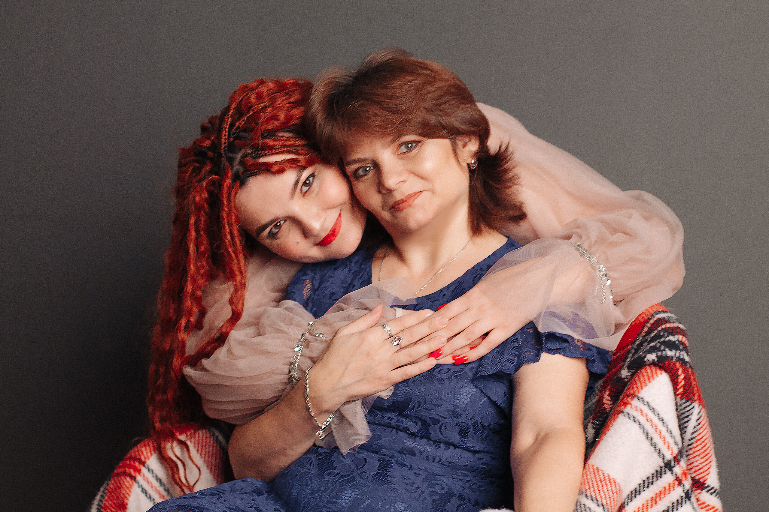 Alice with Mom. Wedding and portrait photographer in Beograd Ekaterina Makedonskaya
