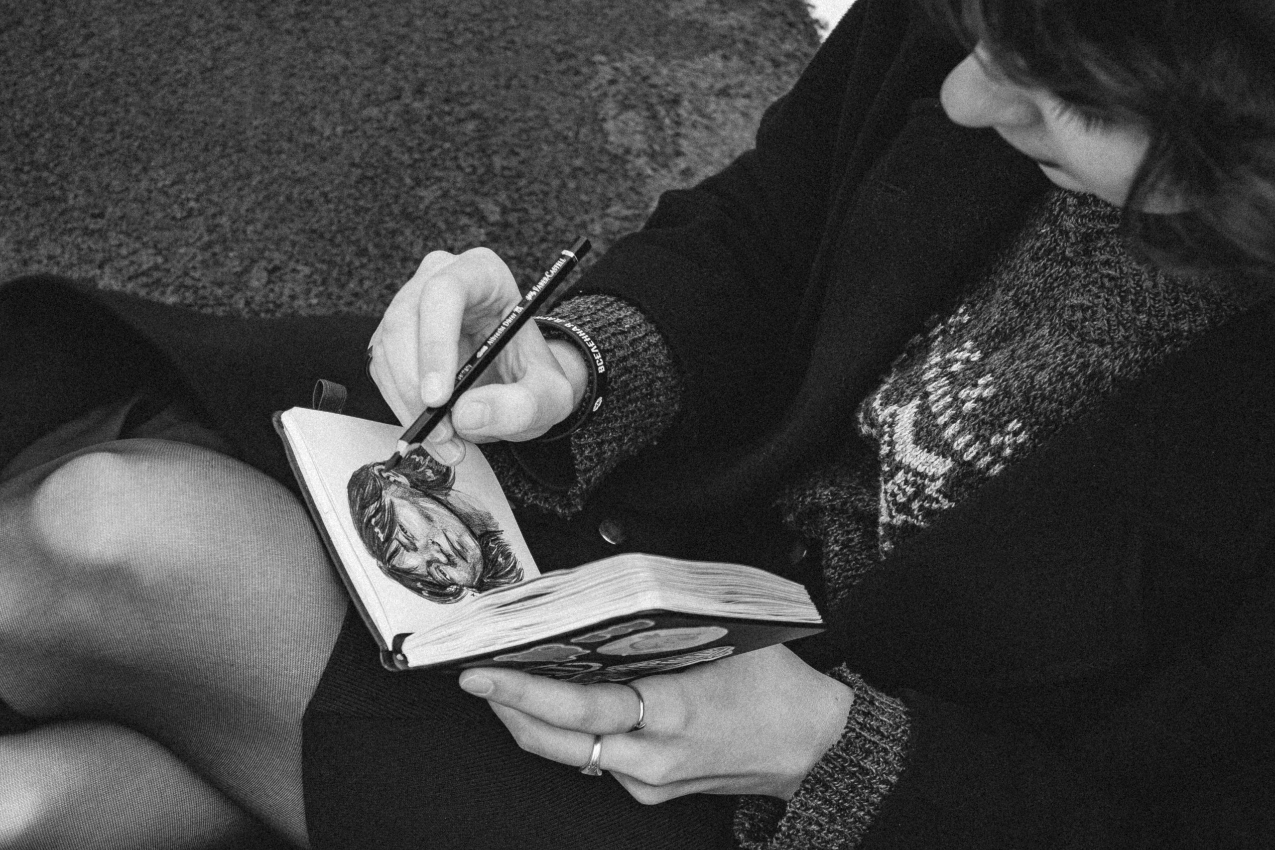 Katya and drawing. Wedding and portrait photographer in Beograd Ekaterina Makedonskaya