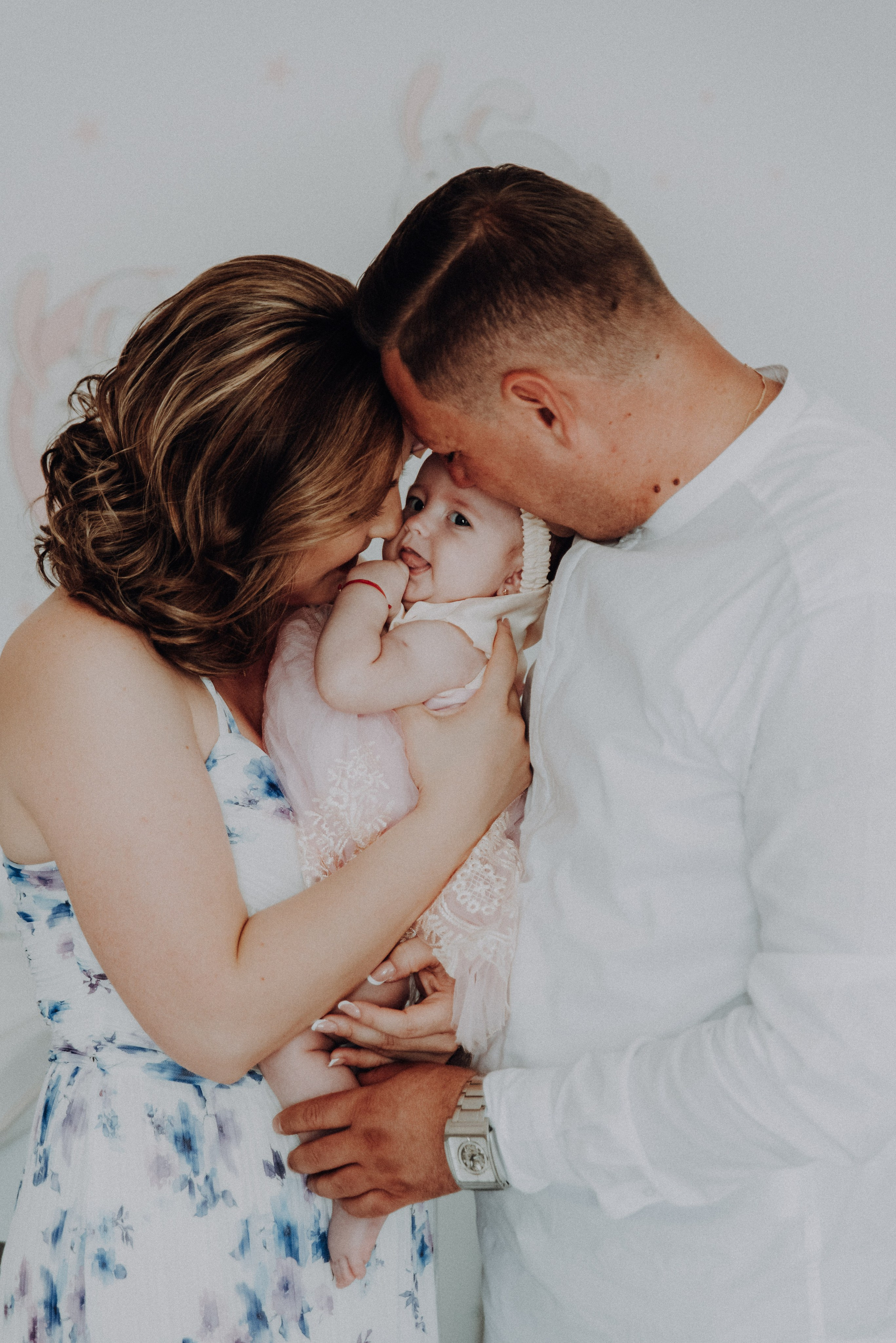 Fotograf botez, sedinta foto acasa, fotografii cu bebe, fotograf profesionist botez Bucuresti, sedinta foto de familie, sedinta foto cu bebe, fotografii la botez acasa, fotografii pregatiri bebe, botezul bebelusului, obiceiuri la botez, fotograf pentru botez, oferta foto botez, fotograf profesionist Bucuresti