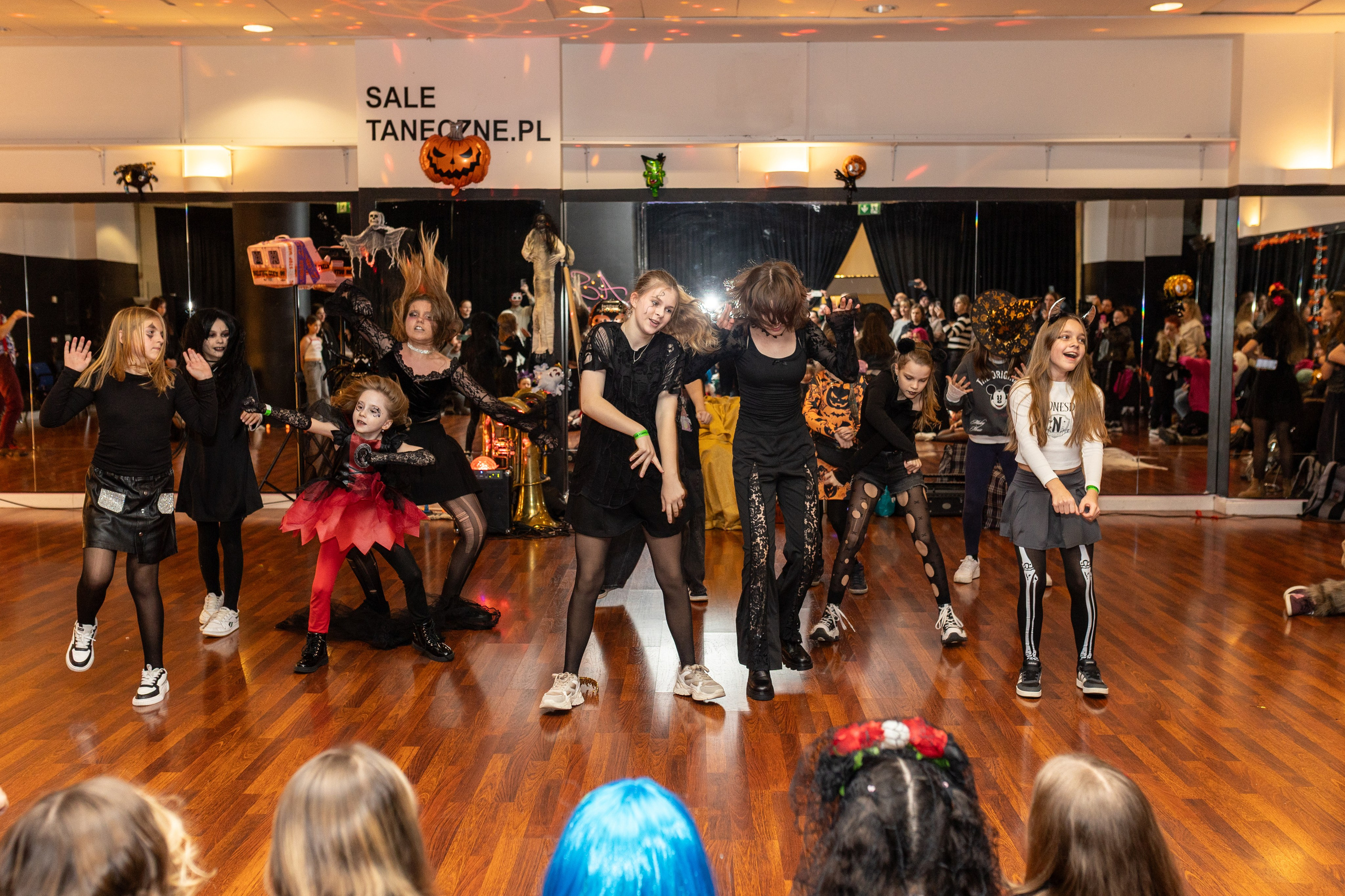 Leo dance studio Helloween 2025. Семейный и детский фотограф в Варшаве Мила Бобровская